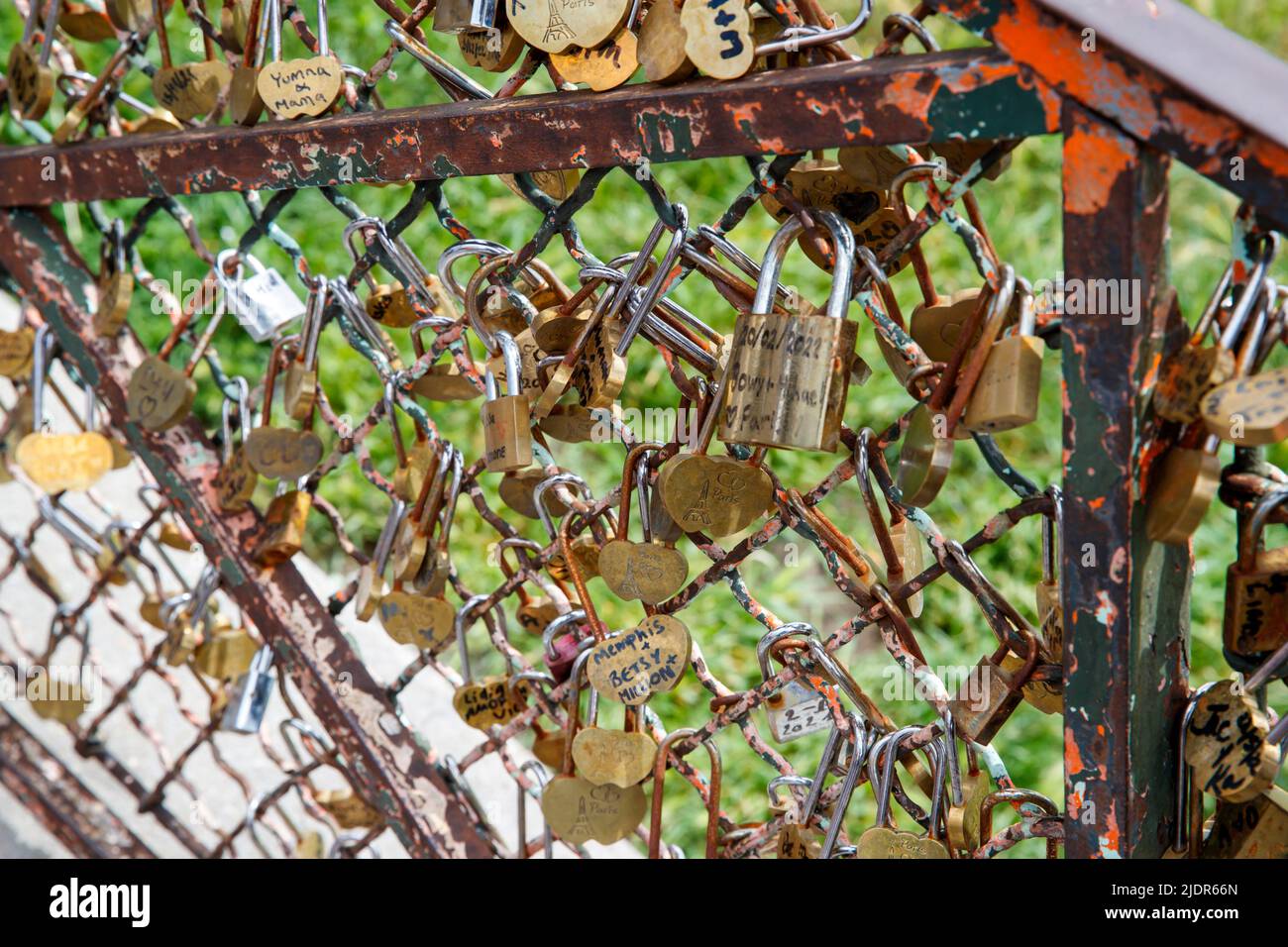 Vorhängeschlösser an einem Zaun in der Nähe von Sacre Coeur, Paris, Frankreich, Donnerstag, 26. Mai, 2022.Foto: David Rowland / One-Image.com Stockfoto