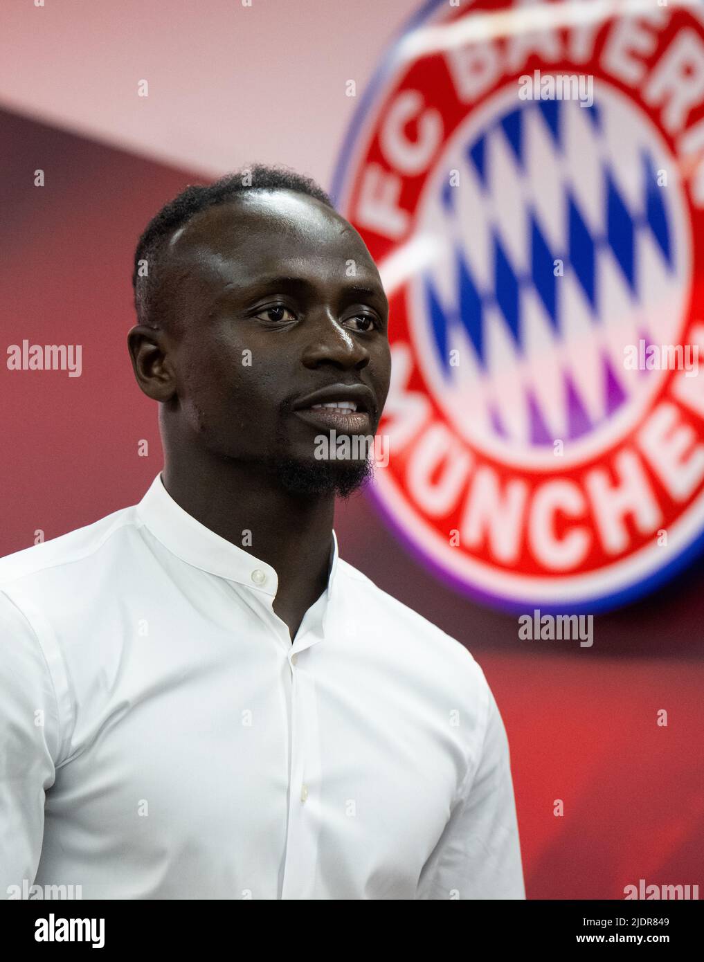 München, Deutschland. 22.. Juni 2022. Fußball: Bundesliga, Präsentation von Sadio Mane in der Allianz Arena steht Sadio Mane nach seiner Präsentation als neuer Spieler des FC Bayern im Spielertunnel. Nach einer Vereinbarung mit dem FC Liverpool unterzeichnete der 30-jährige Torschütze bis zum 30. Juni 2025 einen Dreijahresvertrag mit dem deutschen Fußball-Rekordmeister. Quelle: Sven Hoppe/dpa/Alamy Live News Stockfoto