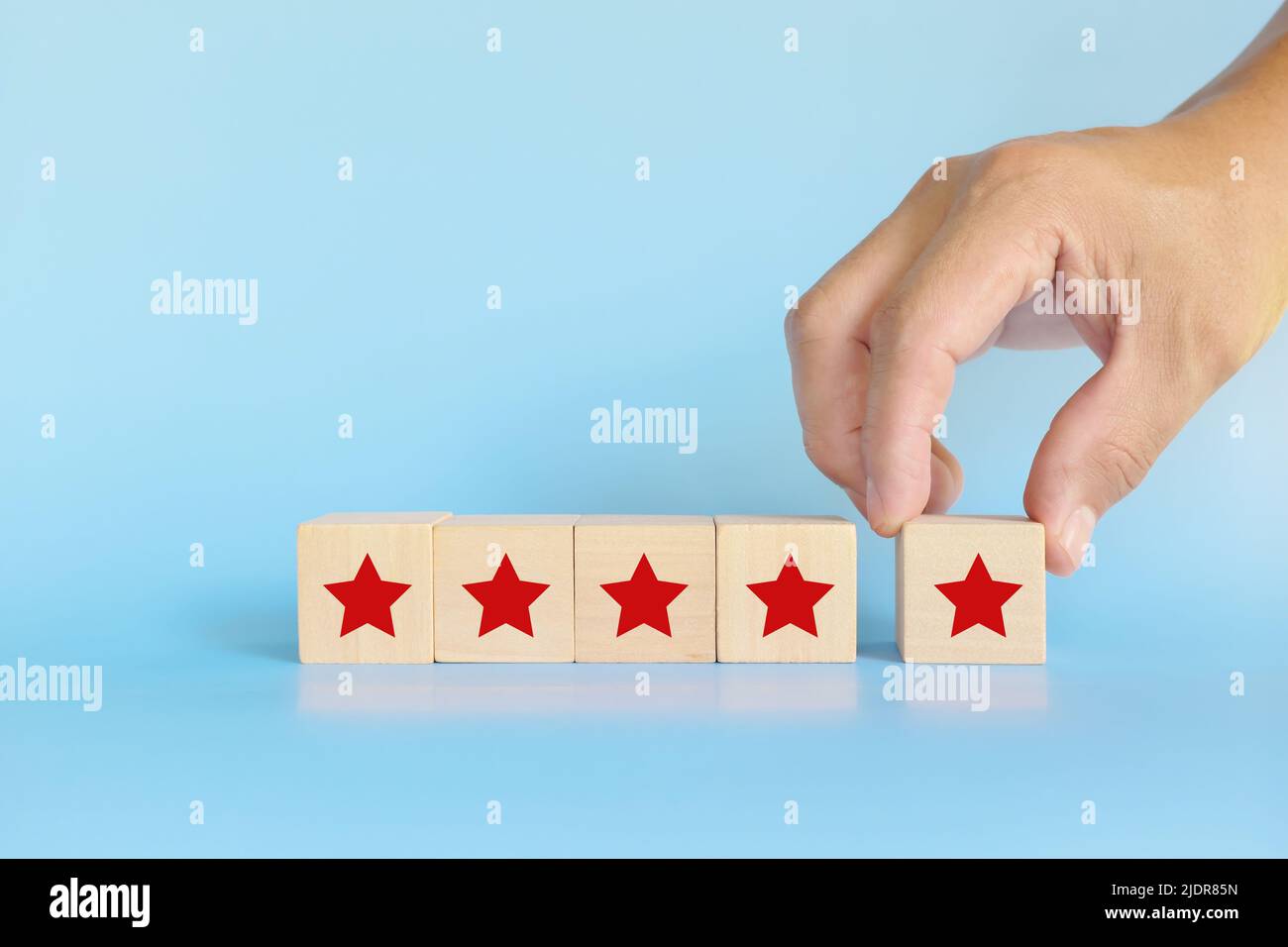 Fünf Sterne Feedback, Bewertung und Bewertungskonzept. Hand Putting Blöcke mit fünf Sternen Form. Stockfoto