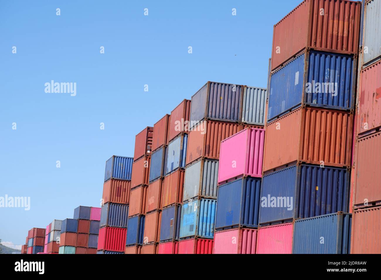 Ein Stapel Container im Güterbahnhof vor blauem Himmel, Transporthintergrund Stockfoto