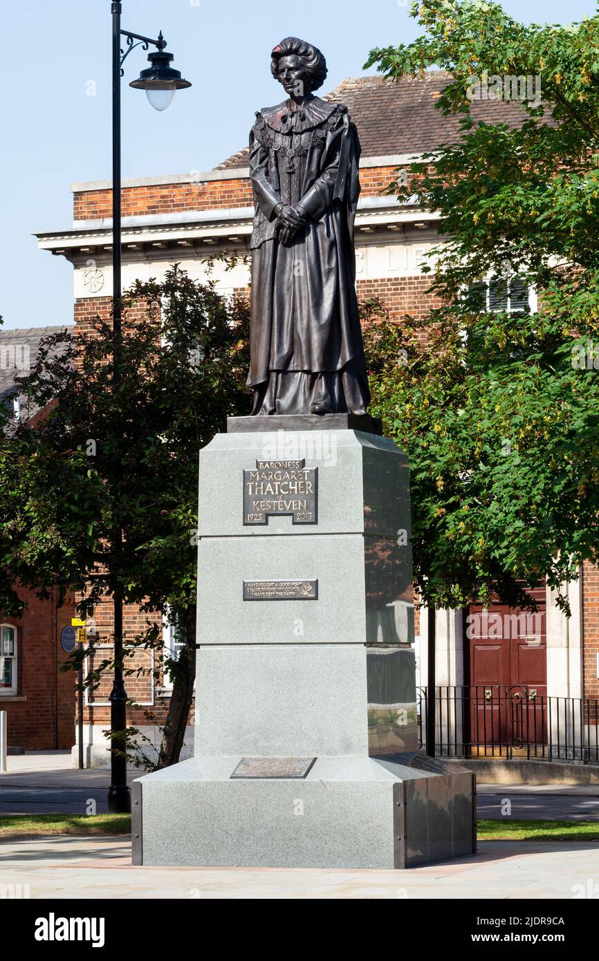 Die Statue der früheren konservativen Premierministerin Margaret Thatcher wurde kürzlich am 31. 2022. Mai in ihrer Heimatstadt Grantham in Lincolnshire enthüllt. Die £300.000 3,2M hohe Statue wurde von Ivan Saxton entworfen, in Auftrag gegeben und Grantham geschenkt und vom Bildhauer Douglas Jennings geschaffen. Sie war zuvor am 15. 2022. Mai errichtet worden, wo sie abgemeizt worden war. Später wurde rote Farbe darüber geworfen, einige bleiben noch Wochen später, und ist auf den Fotos zu sehen. Kredit: Stephen Bell/Alamy Stockfoto