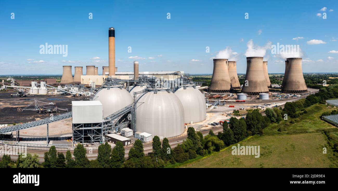 Luftlandschaftsansicht eines großen Kohlekraftwerks mit Speichertanks für die Verbrennung von Biokraftstoff anstelle von Kohle Stockfoto