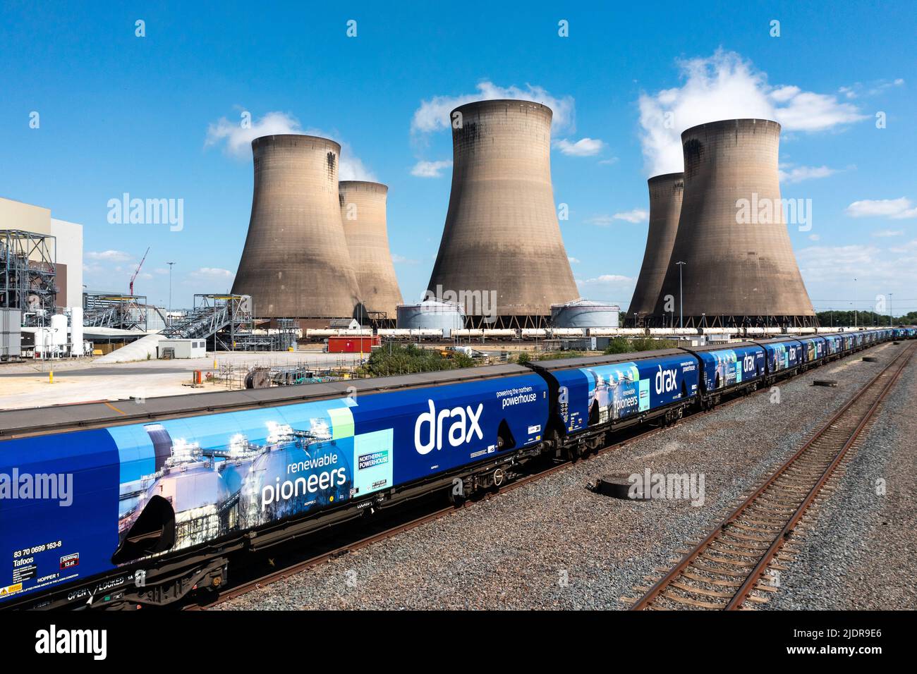 Luftaufnahme eines Güterzuges und von Waggons, die anstelle von Kohle erneuerbare Biomasse zum Kraftwerk Drax liefern, um den CO2-Fußabdruck zu reduzieren Stockfoto