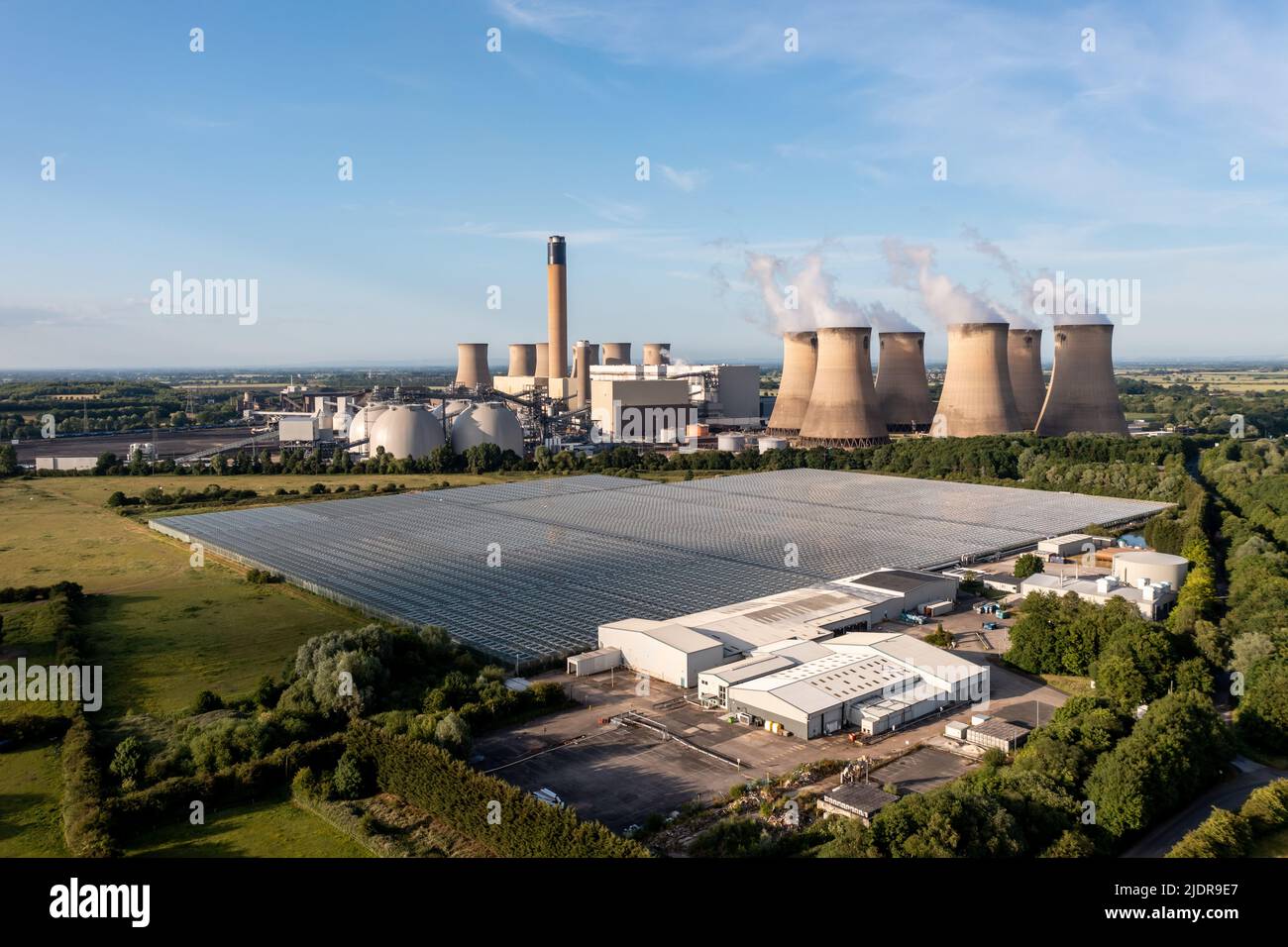 DRAX, GROSSBRITANNIEN – 20. JUNI 2022. Das Kohlekraftwerk Drax nutzt seine überschüssige Wärme, um Gewächshäuser in der Salatfabrik von English Village für Lebensmittelprodu zu erhitzen Stockfoto