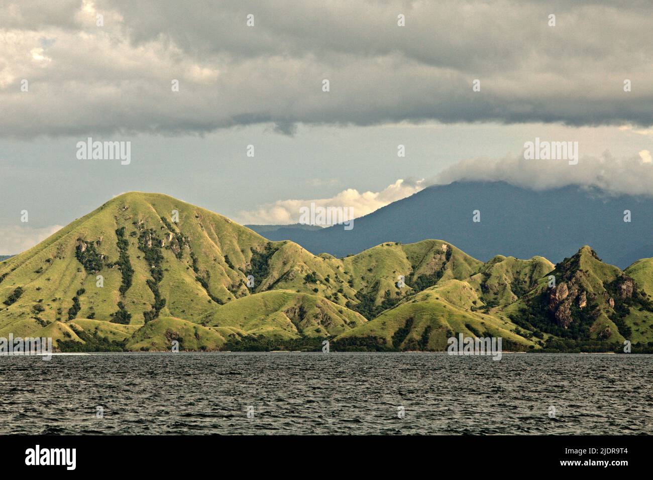 Landschaft einer Insel im Komodo-Nationalpark, administrativ in Komodo, West Manggarai, Ost-Nusa Tenggara, Indonesien. Stockfoto