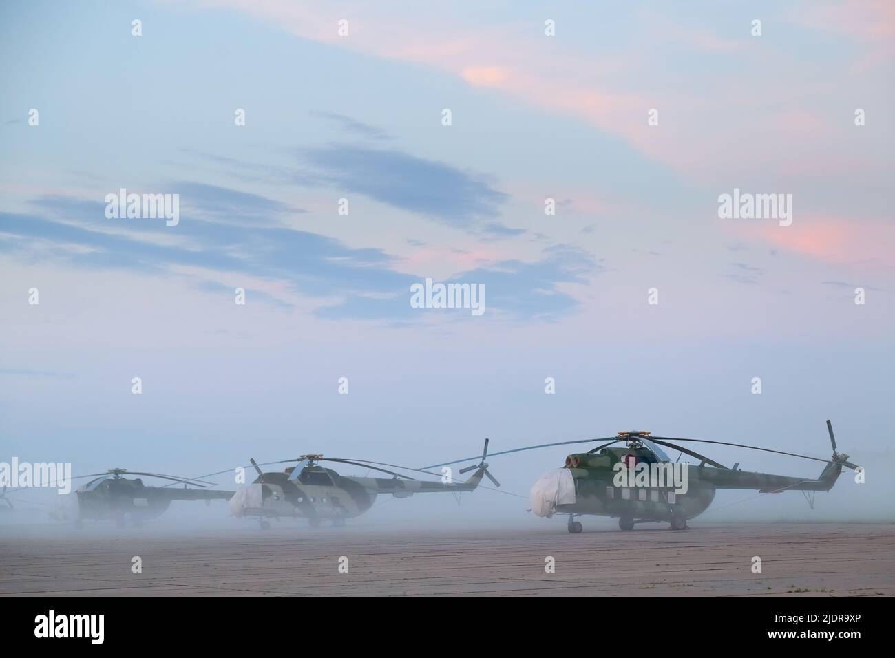 Militärhubschrauber MI-8 am frühen Morgen vor Sonnenaufgang auf dem Flugplatz Stockfoto
