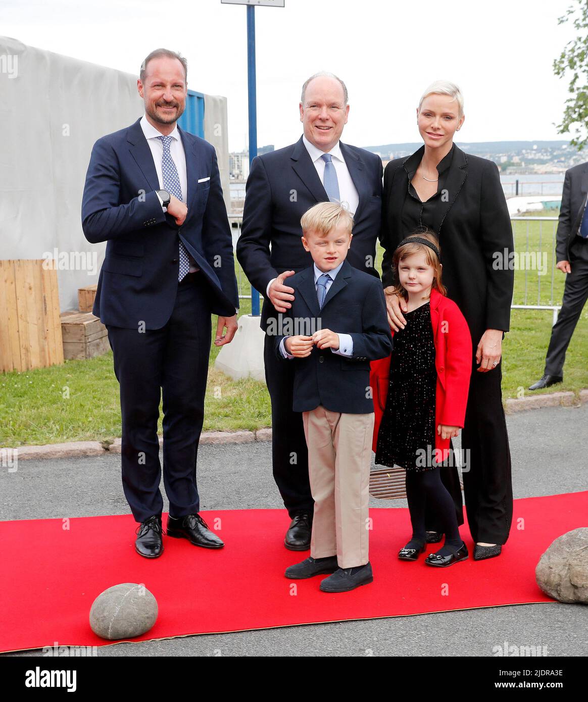 Kronprinz Haakon von Norwegen, Prinz Albert II. Und Prinzessin Charlene von Monaco und ihre Kinder Jacques und Gabriella nehmen am 22. Juni 2022 an der Eröffnung der neuen Ausstellung „Segeln im Meer der Wissenschaft“ im Framm Museum in Oslo, Norwegen, Teil. Foto von Marius Gulliksrud/Stella Pictures/ABACPRESS.COM Stockfoto