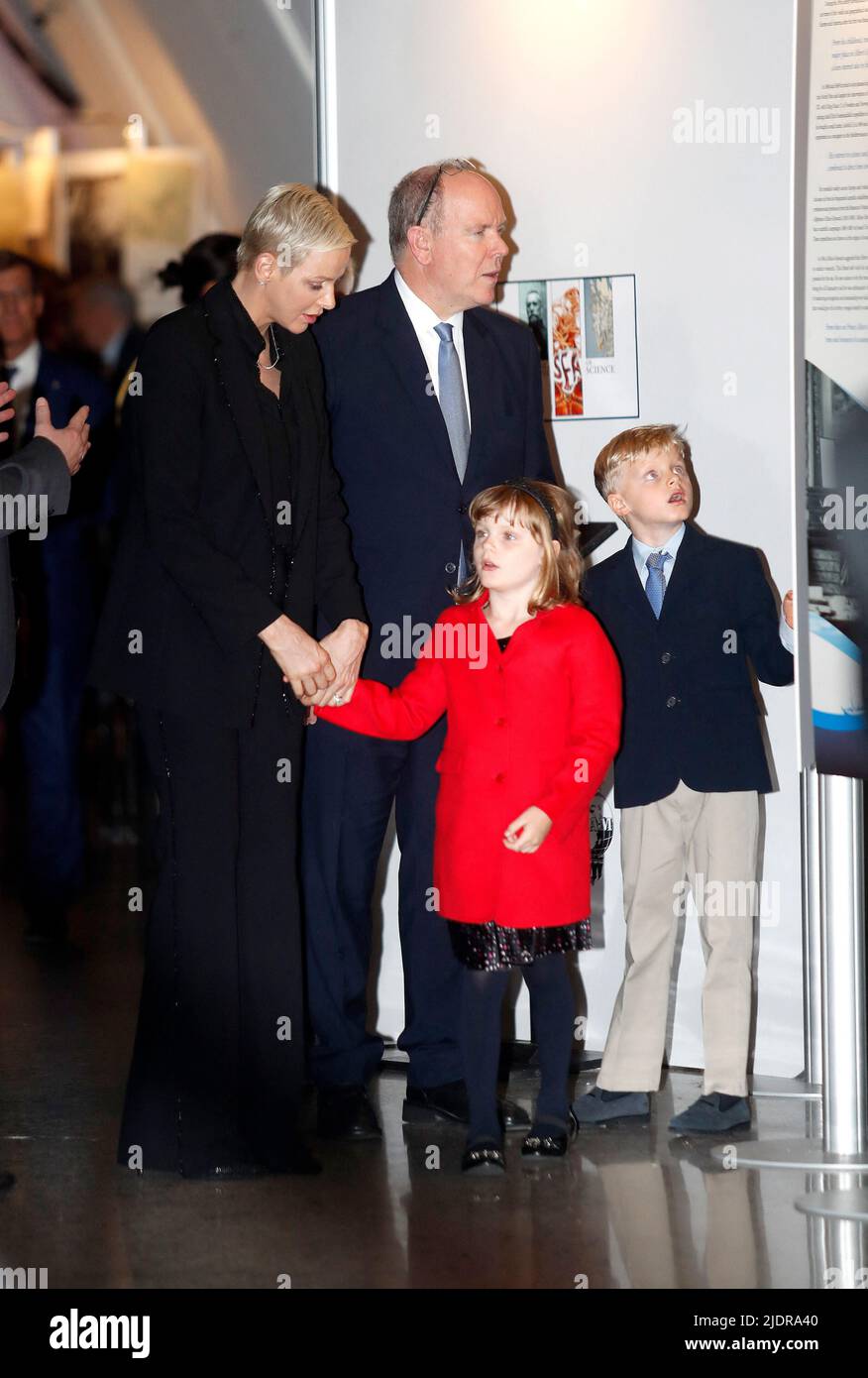 Prinz Albert II. Und Prinzessin Charlene von Monaco und ihre Kinder Jacques und Gabriella nehmen am 22. Juni 2022 an der Eröffnung der neuen Ausstellung „Segeln im Meer der Wissenschaft“ im Framm Museum in Oslo, Norwegen, Teil. Foto von Marius Gulliksrud/Stella Pictures/ABACPRESS.COM Stockfoto