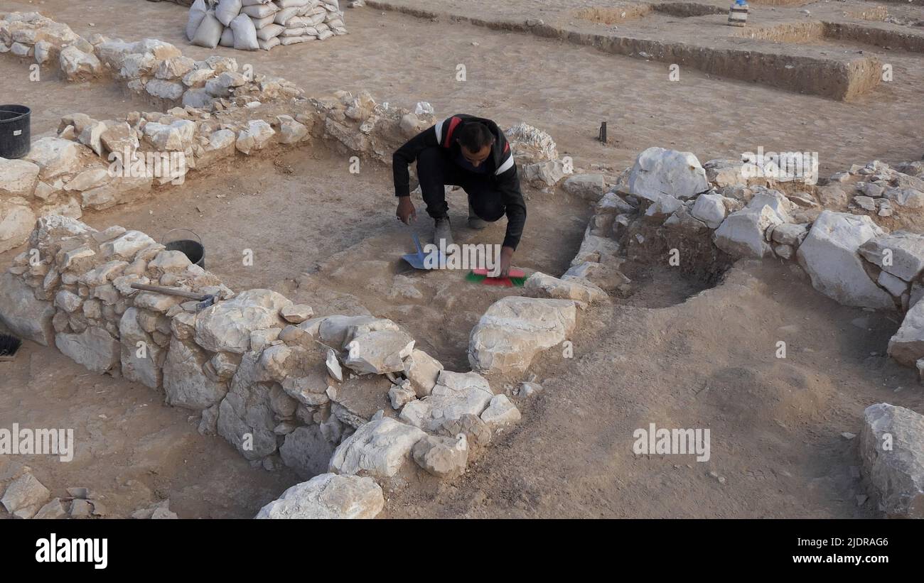 RAHAT, ISRAEL - 22. JUNI: Ein palästinensischer Arbeiter der israelischen Antikenbehörde arbeitet am 22. Juni 2022 in Rahat, Israel, an den Resten einer kürzlich entdeckten Moschee, die zu den ältesten weltweit bekannten (über 1200 Jahre alt) gehört. Große archäologische Ausgrabungen, die von Israel im Rahmen eines Plans zur Erweiterung der Beduinenstadt Rahat durchgeführt wurden, liefern grafische Details des religiösen Übergangs vom Christentum zum Islam im siebten bis neunten Jahrhundert. Kredit: Eddie Gerald/Alamy Live Nachrichten Stockfoto