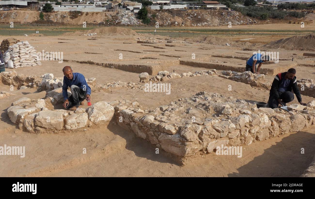 RAHAT, ISRAEL - 22. JUNI: Palästinensische Arbeiter der israelischen Antikenbehörde arbeiten am 22. Juni 2022 in Rahat, Israel, an den Überresten einer kürzlich entdeckten Moschee, die zu den ältesten weltweit bekannten (über 1200 Jahre alt) gehört. Große archäologische Ausgrabungen, die von Israel im Rahmen eines Plans zur Erweiterung der Beduinenstadt Rahat durchgeführt wurden, liefern grafische Details des religiösen Übergangs vom Christentum zum Islam im siebten bis neunten Jahrhundert. Kredit: Eddie Gerald/Alamy Live Nachrichten Stockfoto