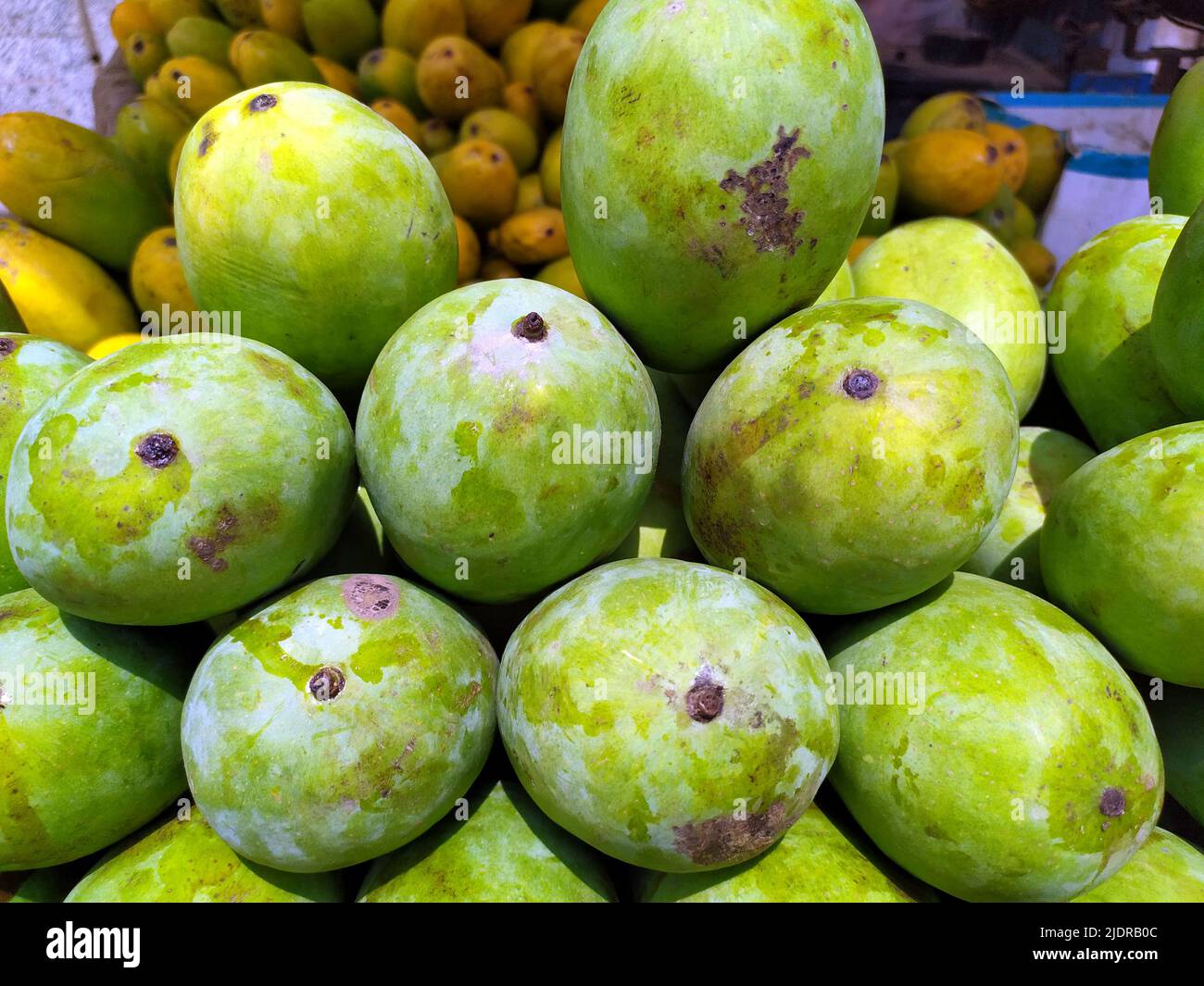 Einige frische, gesunde, süße Früchte werden in einen Obstladen gebracht Stockfoto