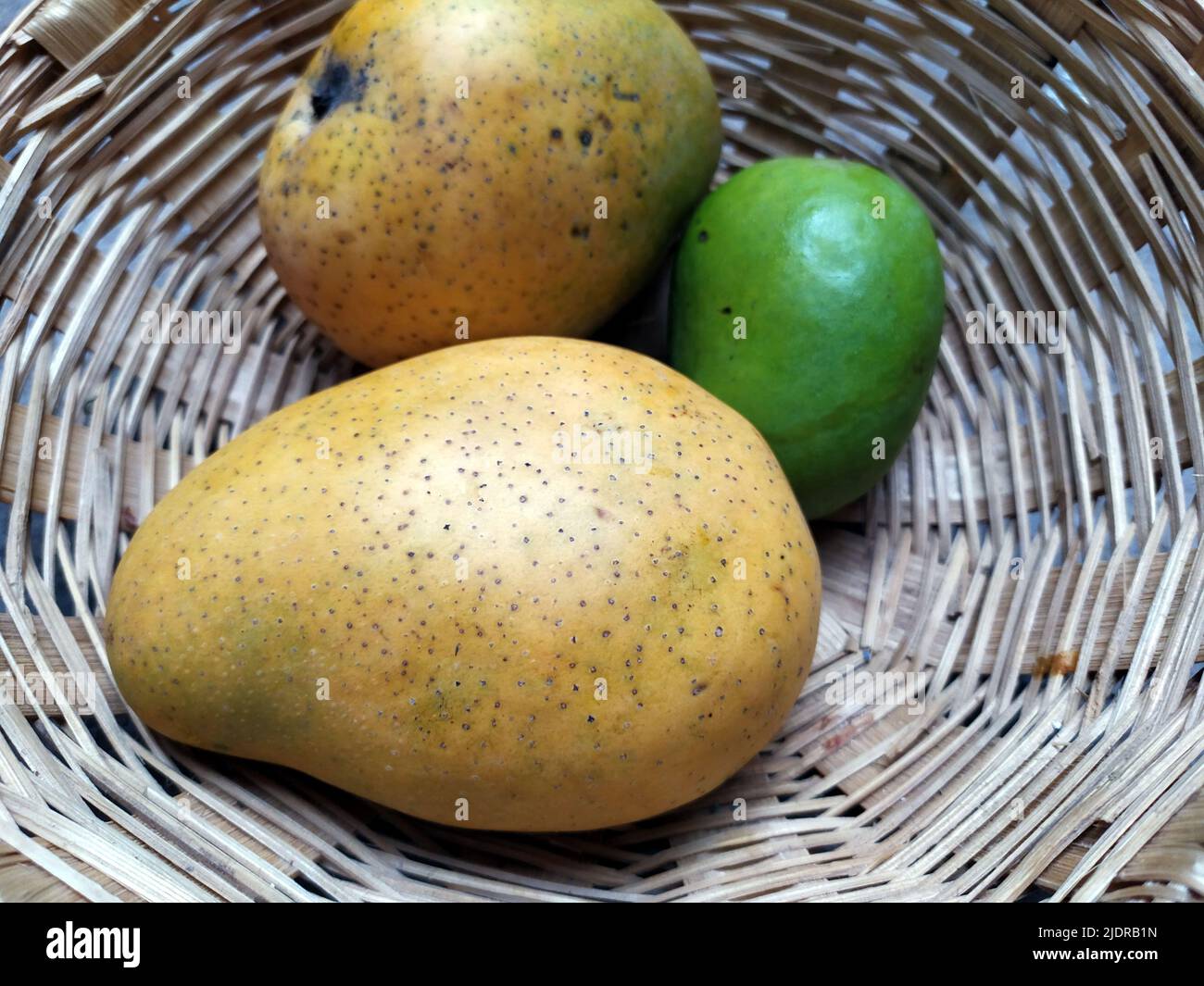 Einige frische süße Früchte in den Korb gelegt Stockfoto