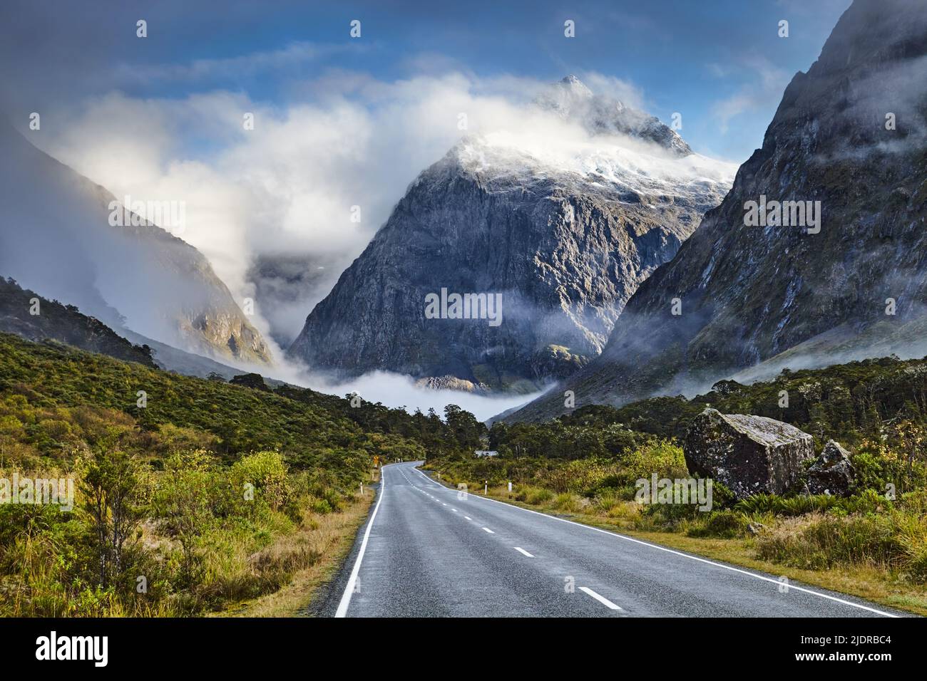 Berglandschaft, Straße zum Fiordland zwischen großen Bergen, Neuseeland Stockfoto