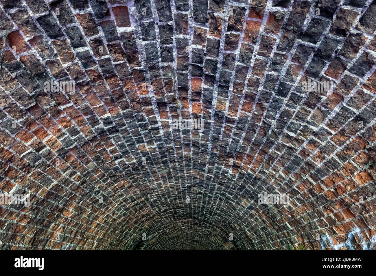Abstrakter Hintergrund einer gewölbten Ziegeldecke im verlassenen Fort Bema-Gebäude aus dem 19.. Jahrhundert in Warschau, Polen. Stockfoto