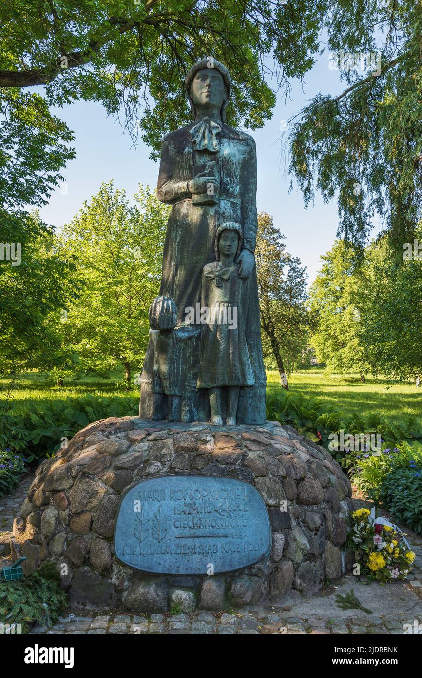 Denkmal für Maria Konopnicka, polnische Dichterin, Autorin, Schriftstellerin, Kinderschriftstellerin, patriot in Park im. Marii Konopnickiej, Stadt Ciechanów, Masovia, Po Stockfoto