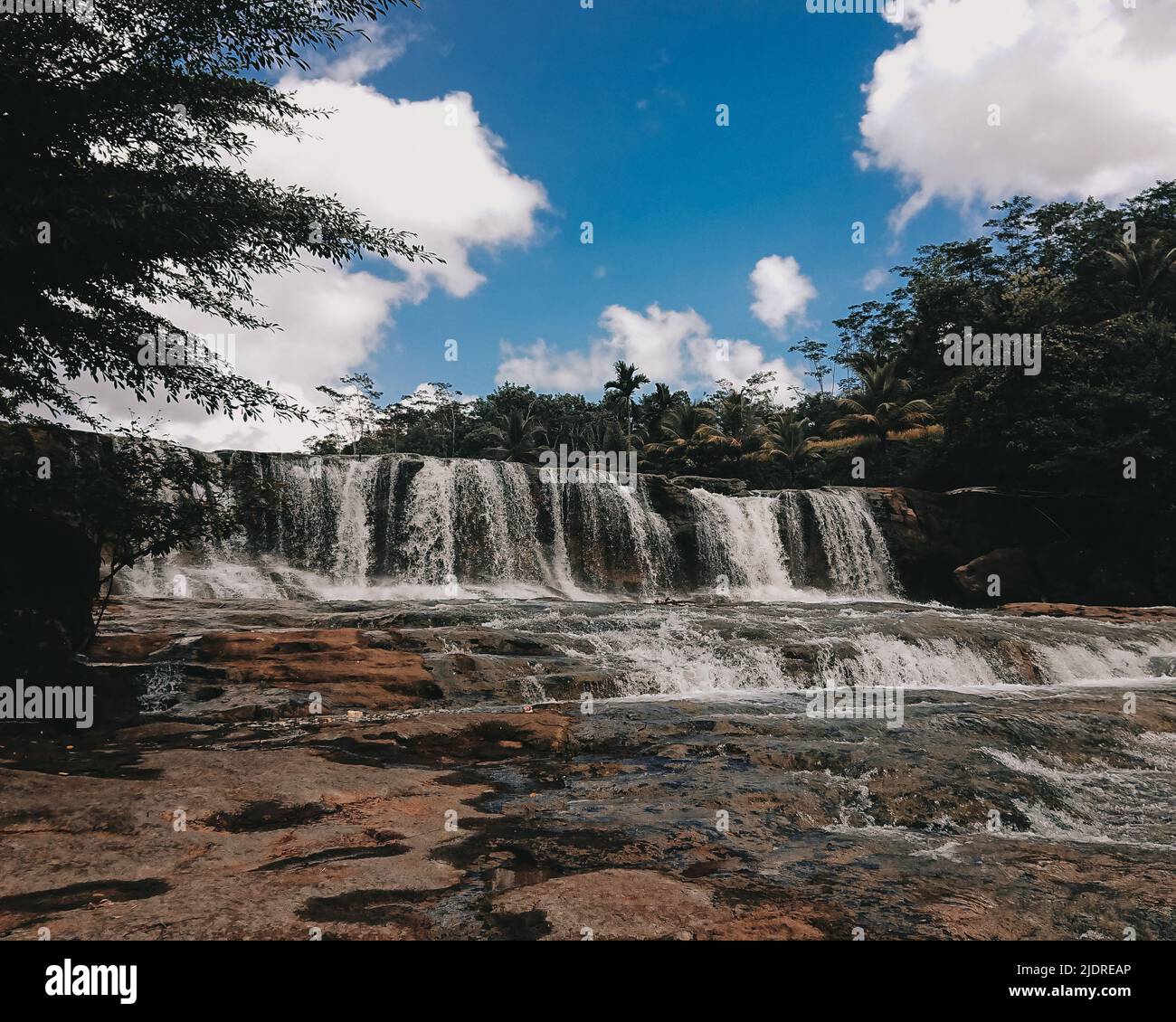 Wunderschöne Dengdeng-Wasserfalllandschaft in Tasikmalaya, West-Java, Indonesien Stockfoto