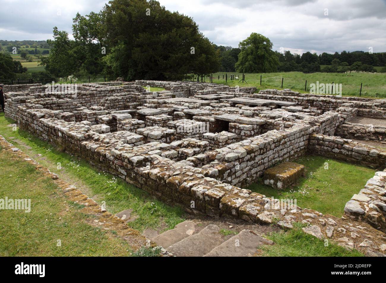 Wohnblock für die Kavallerietruppen am Chesters Roman Fort an der Hadrianmauer in Northumberland, erbaut im 2.. Jahrhundert n. Chr. Stockfoto