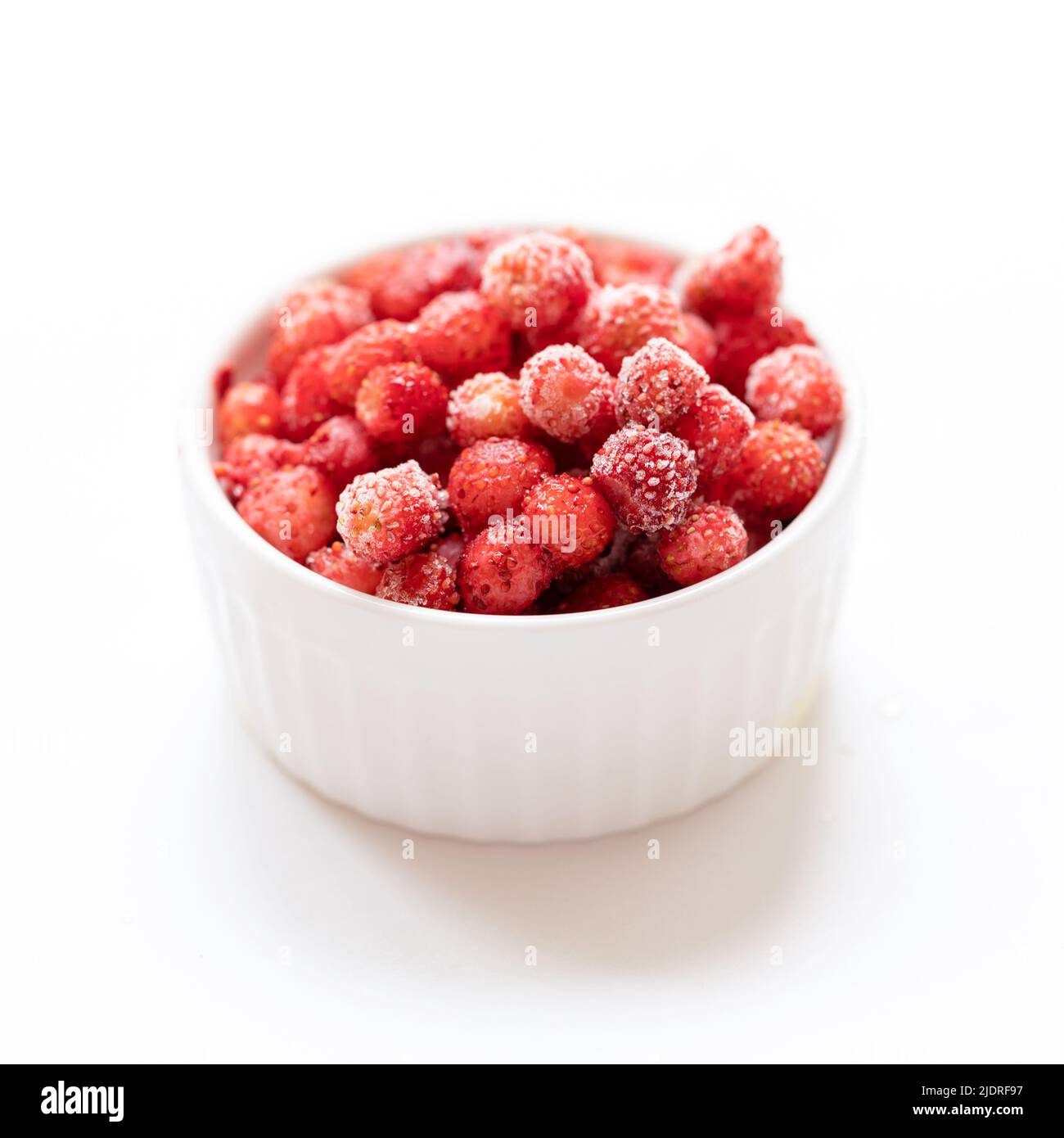 Gefrorene rote WaldErdbeere in weißer Schale auf weiß. Eingefrorenere Beeren sind gesunde Vorbereitungen für den Winter, da sie alle Vitamine enthalten. Selecti Stockfoto