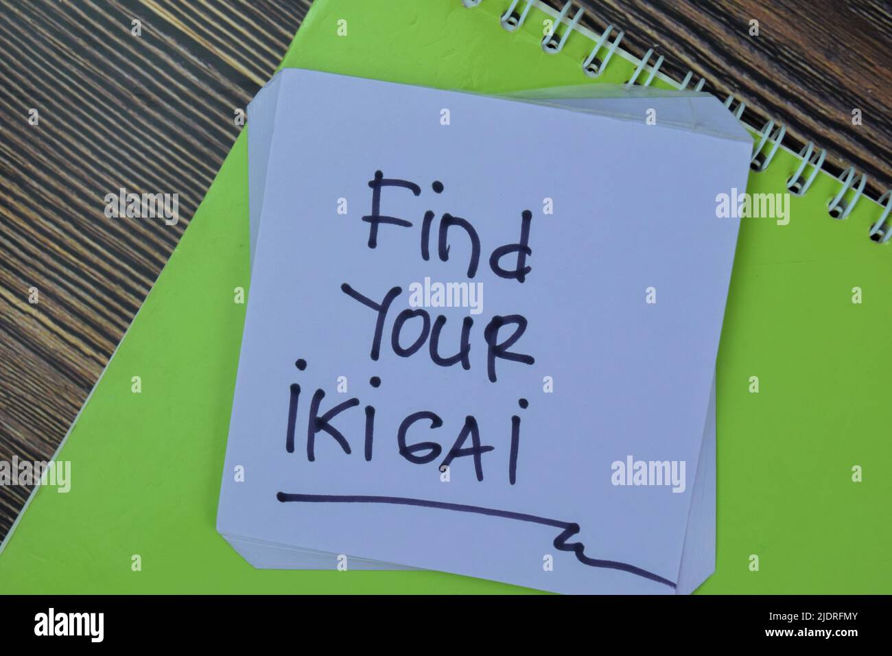Konzept der Finden Sie Ihre Ikigai schreiben auf Haftnotizen isoliert auf Holztisch. Stockfoto