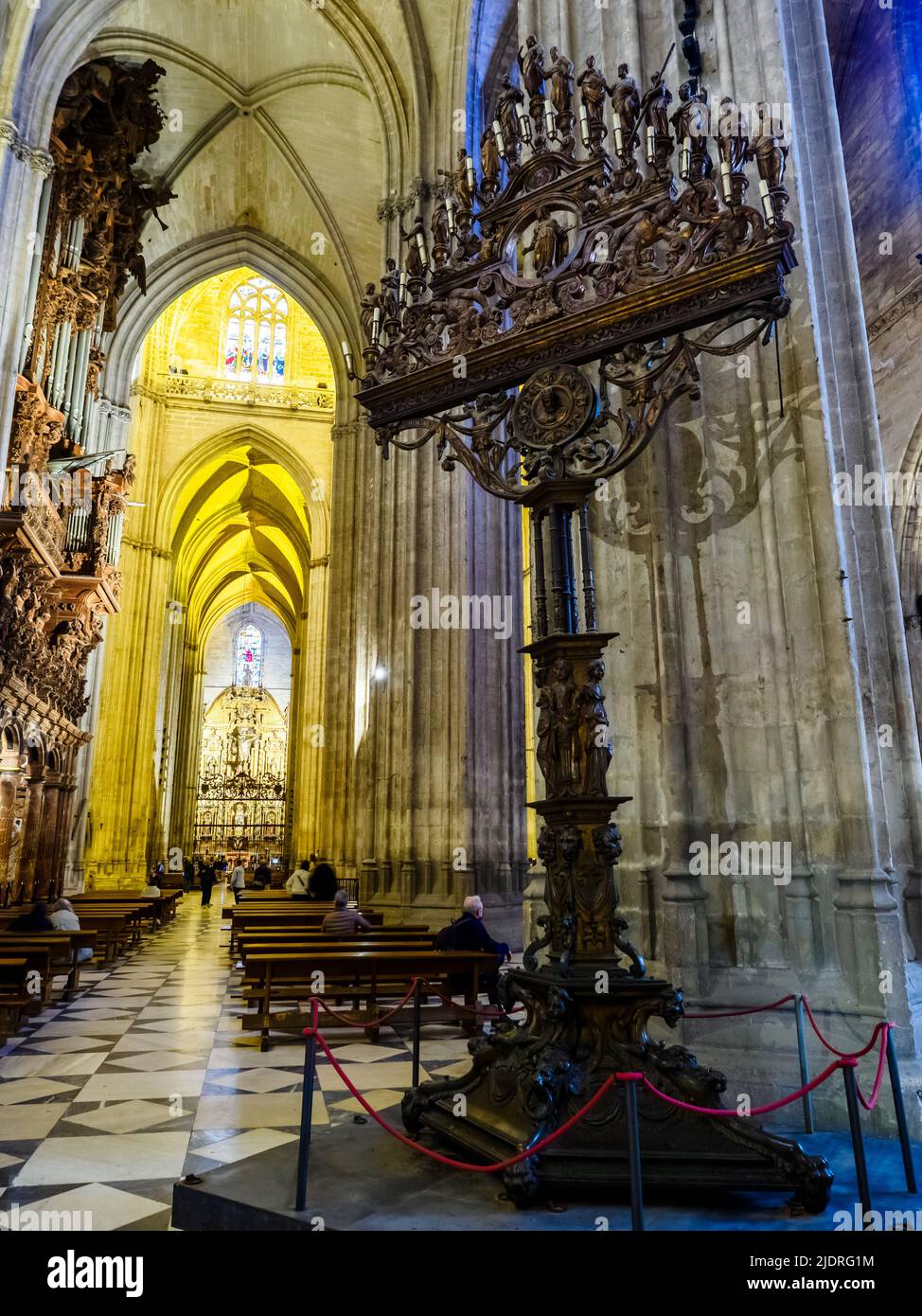 El Candelabro de las Tinieblas (der Kronleuchter der Dunkelheit) in der Kathedrale von Sevilla - Sevilla, Spanien Stockfoto