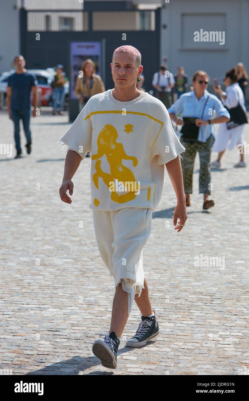 MAILAND, ITALIEN - 18. JUNI 2022: Mann mit weißem T-Shirt mit gelber Meerjungfrau vor der MSGM-Modenschau, Mailand Fashion Week Street Style Stockfoto