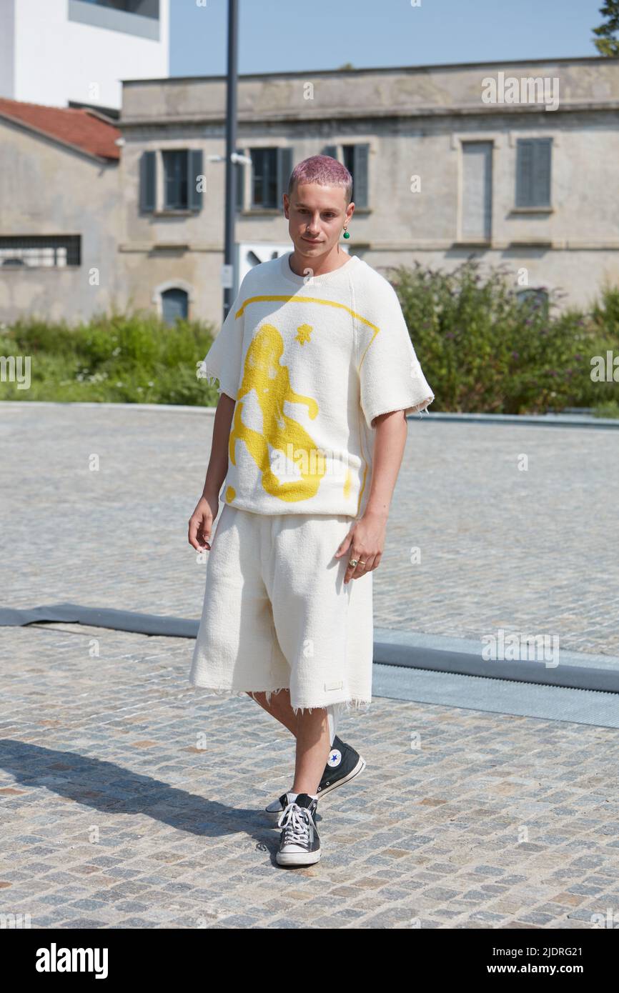 MAILAND, ITALIEN - 18. JUNI 2022: Mann mit weißem T-Shirt mit gelber Meerjungfrau vor der MSGM-Modenschau, Mailand Fashion Week Street Style Stockfoto