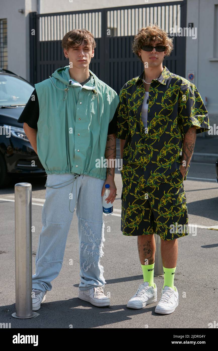 MAILAND, ITALIEN - 18. JUNI 2022: Männer mit hellgrüner Jacke und Denim-Hosen und gelben fluoreszierenden Socken vor der MSGM Fashion Show, Milan Fashion Week Stockfoto
