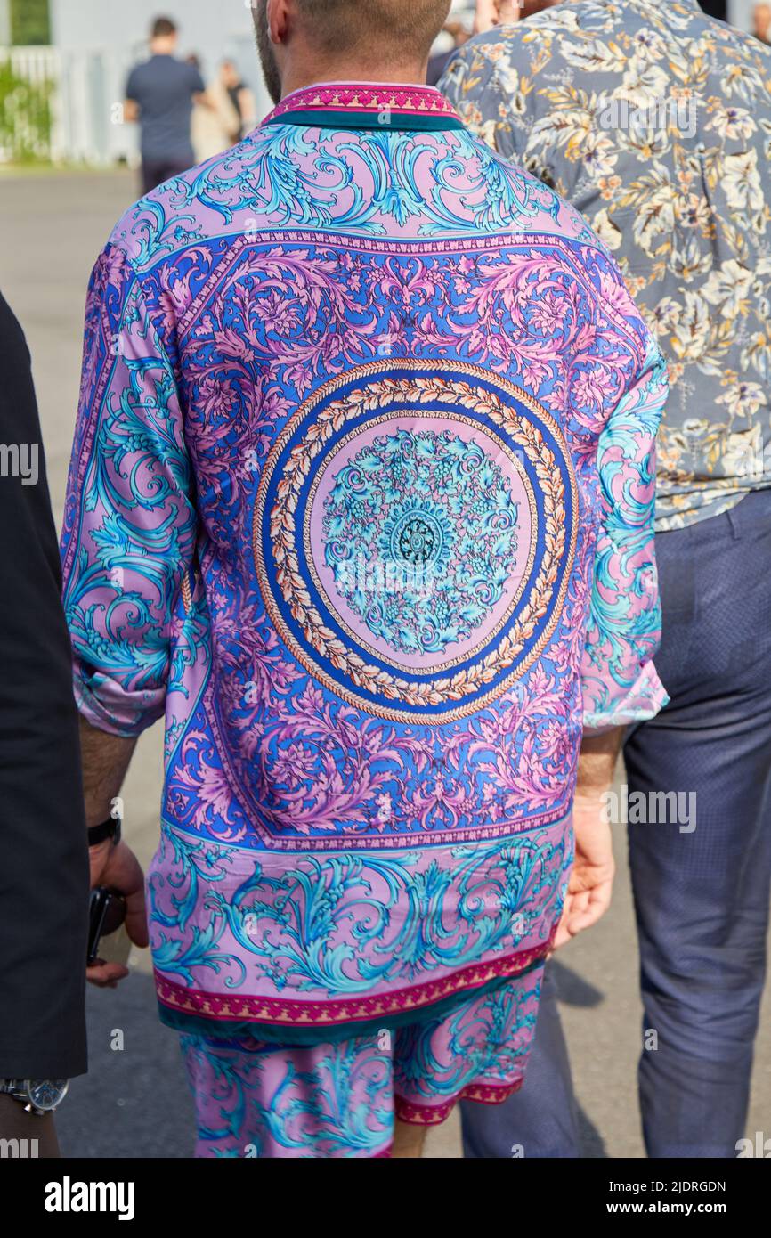 MAILAND, ITALIEN - 17. JUNI 2022: Mann mit Versace-Hemd in blauen und violetten Farben vor der Modenschau Dsquared2 im Street-Style der Milan Fashion Week Stockfoto