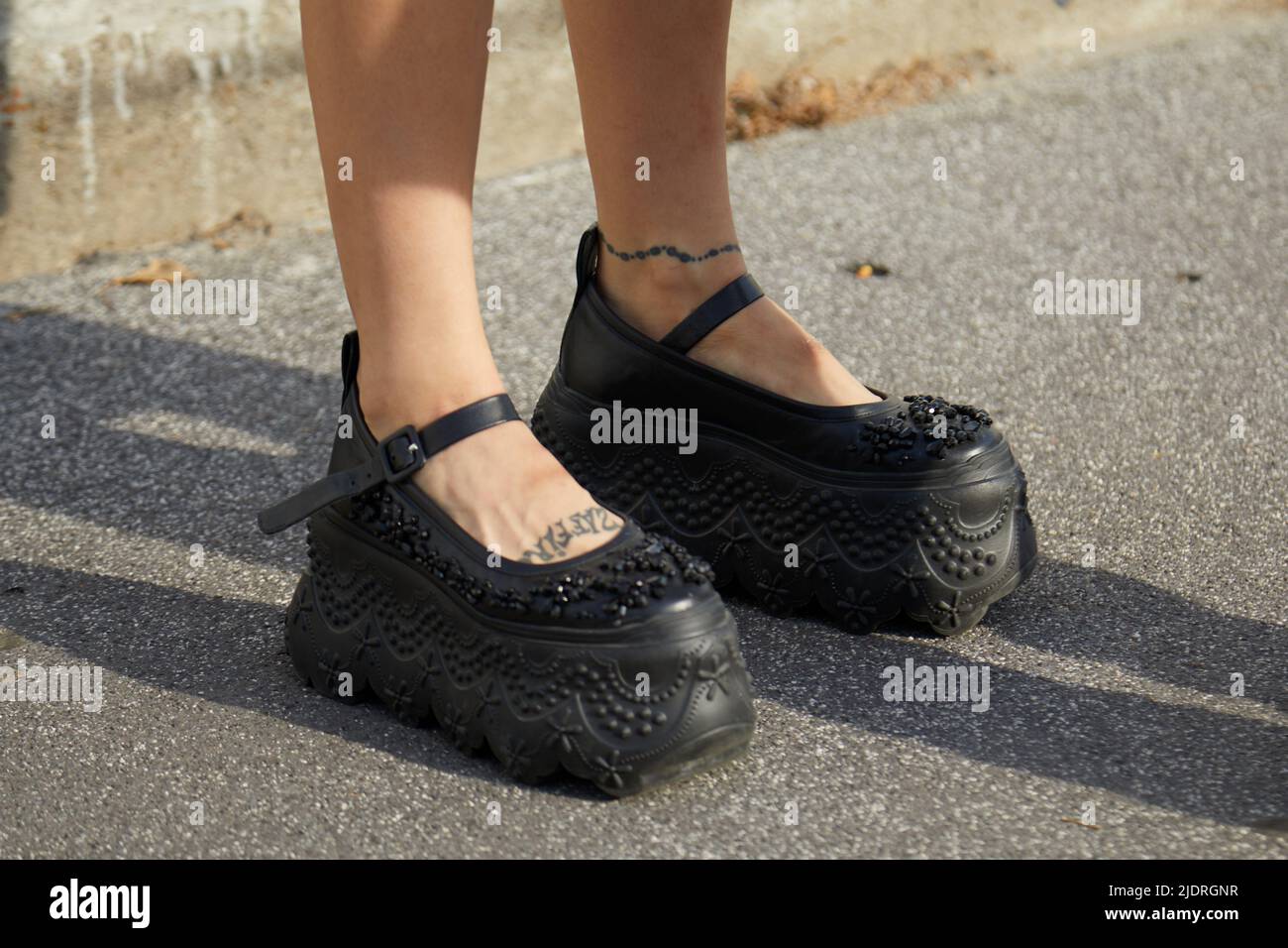 MAILAND, ITALIEN - 17. JUNI 2022: Frau mit schwarzen Heckenfersen-Schuhen mit Dekorationen vor der Modenschau Dsquared2, Mailand Fashion Week Street Style Stockfoto