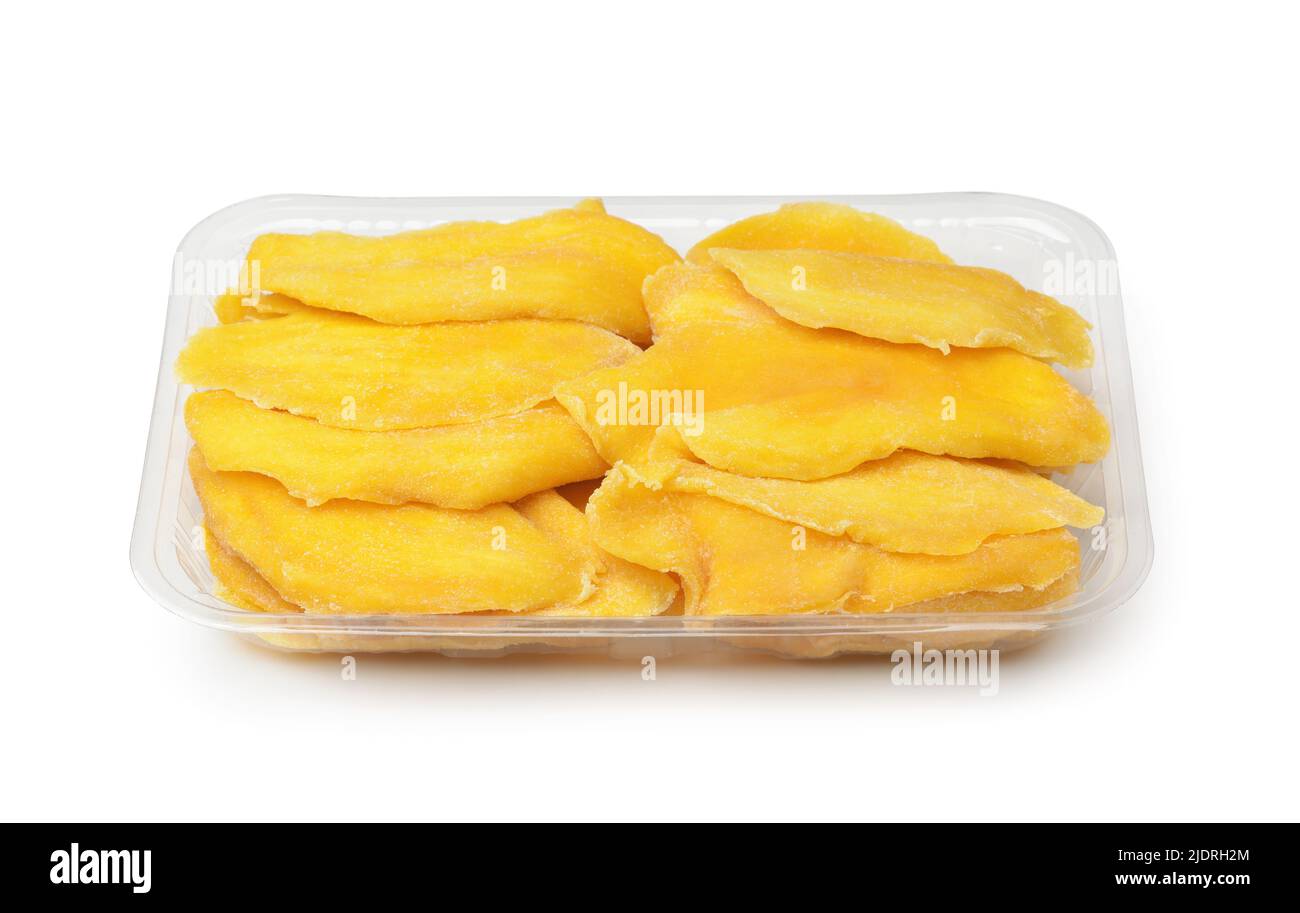 Vorderansicht von getrockneten Mangoscheiben in Einweg-Kunststoffverpackungstablett isoliert auf weiß Stockfoto