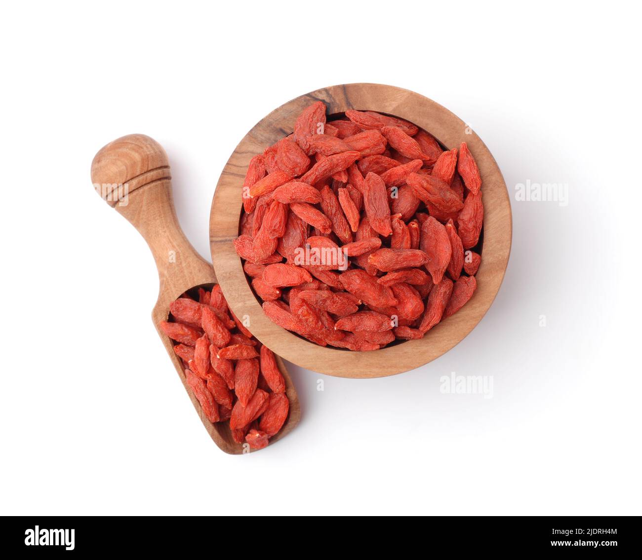 Draufsicht auf Goji-Beeren in Holzschüssel und Schaufel isoliert auf weiß Stockfoto