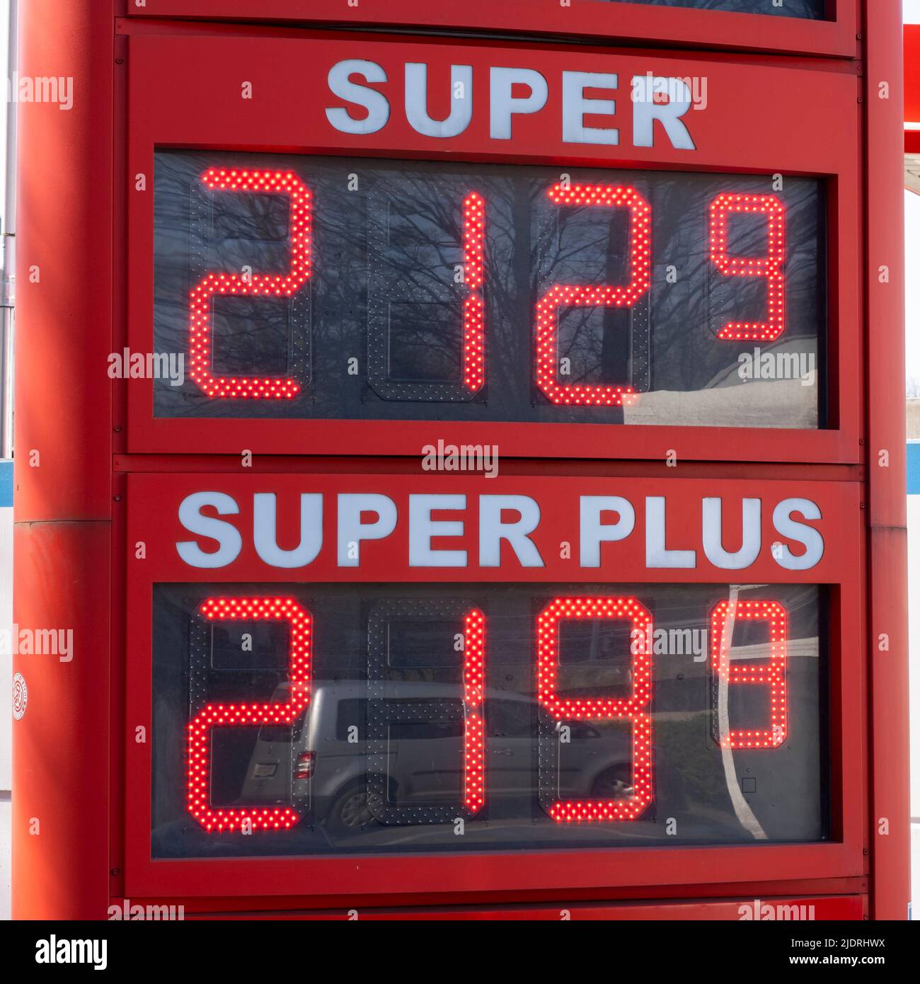 Schild mit Benzinpreis über zwei Euro Stockfoto