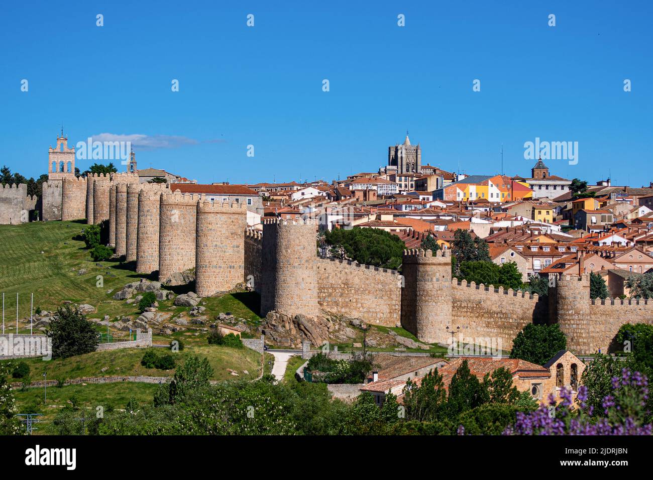 Ávila Stadtmauer, Spanien. Nordmauer und Altstadt. Stammt aus dem Jahr 1090, wurde aber größtenteils im 12.. Jahrhundert wieder aufgebaut. Blick von Cuatro Postes. Stockfoto
