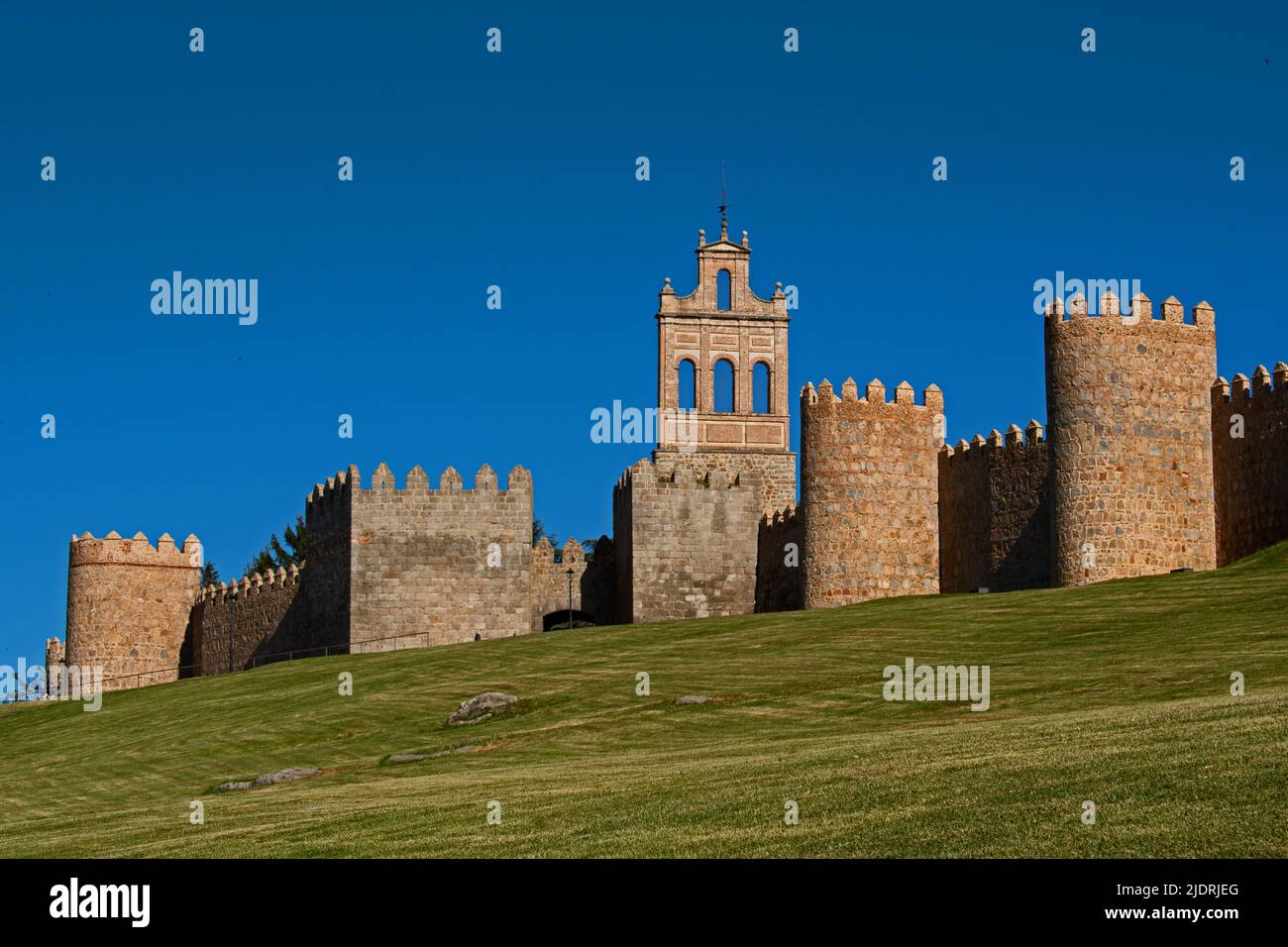 Ávila Stadtmauer, Spanien. Abschnitt der Nordwand mit Blick nach Osten. Stammt aus dem Jahr 1090, wurde aber größtenteils im 12.. Jahrhundert wieder aufgebaut. Stockfoto
