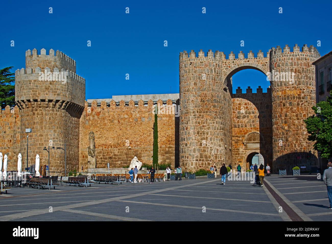 Stadtmauer von Ávila. Puerta del Alcázar von der Plaza de Santa Teresa de Jesus. Stockfoto