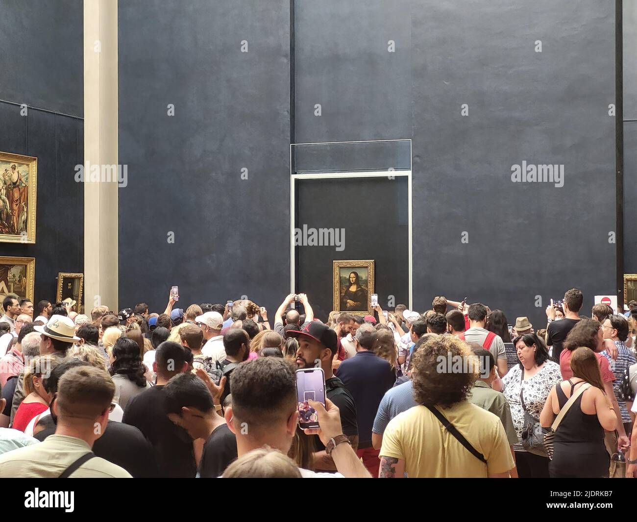 PARIS, FRANKREICH - 20. JUNI: Touristen, die am 20. 2022. Juni in Paris, Frankreich, das berühmte Bild von La Gioconda im Louvre fotografieren. Stockfoto