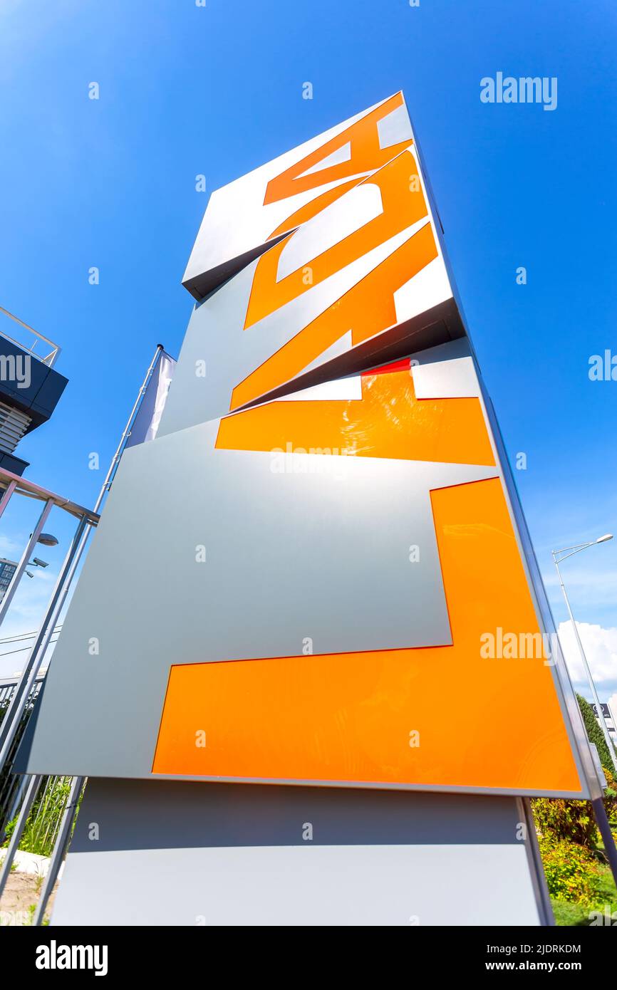 Samara, Russland - 18. Juni 2022: Autohaus-Vorplatz Pylon-Schild des offiziellen Händlers Lada. Lada ist ein russischer Automobilhersteller Stockfoto