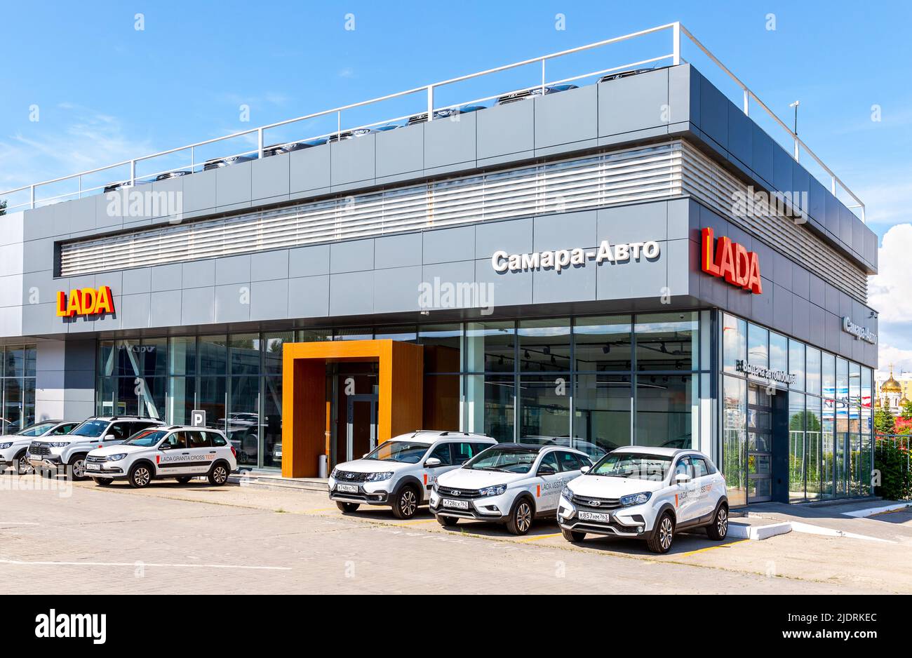 Samara, Russland - 18. Juni 2022: Händler Lada Büro des offiziellen Händlers. Lada ist ein russischer Automobilhersteller. Text auf russisch: Samara Auto Stockfoto