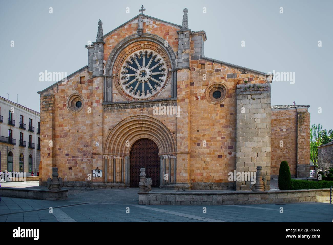 Ávila, Spanien. Die Iglesia de San Pedro Apóstol aus dem 12.. - 13.. Jahrhundert, eine romanische Pfarrkirche an der Plaza de Santa Teresa. Stockfoto