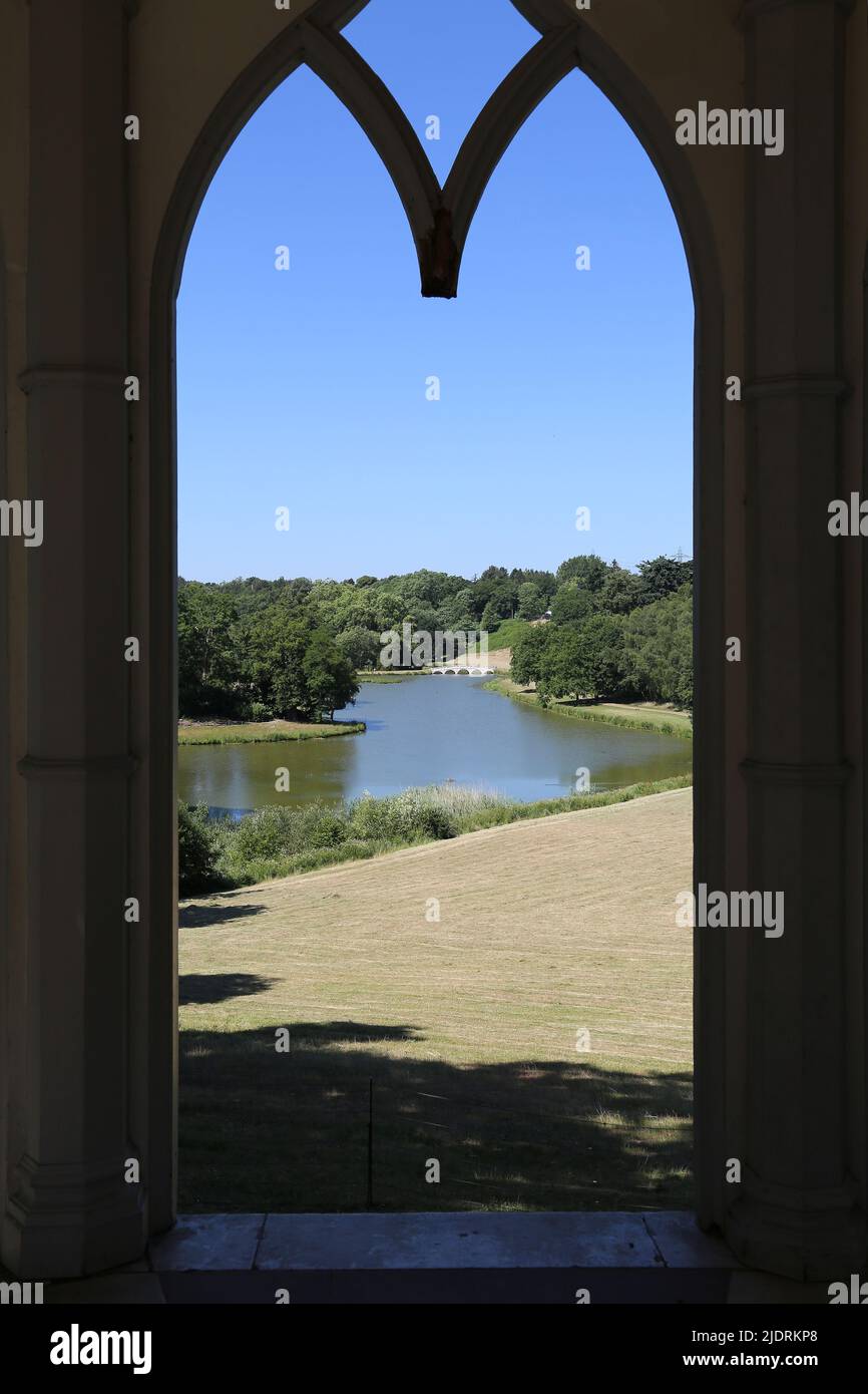 Blick vom gotischen Tempel, Painshill Park, Cobham, Surrey, England, Großbritannien, Großbritannien, Europa Stockfoto