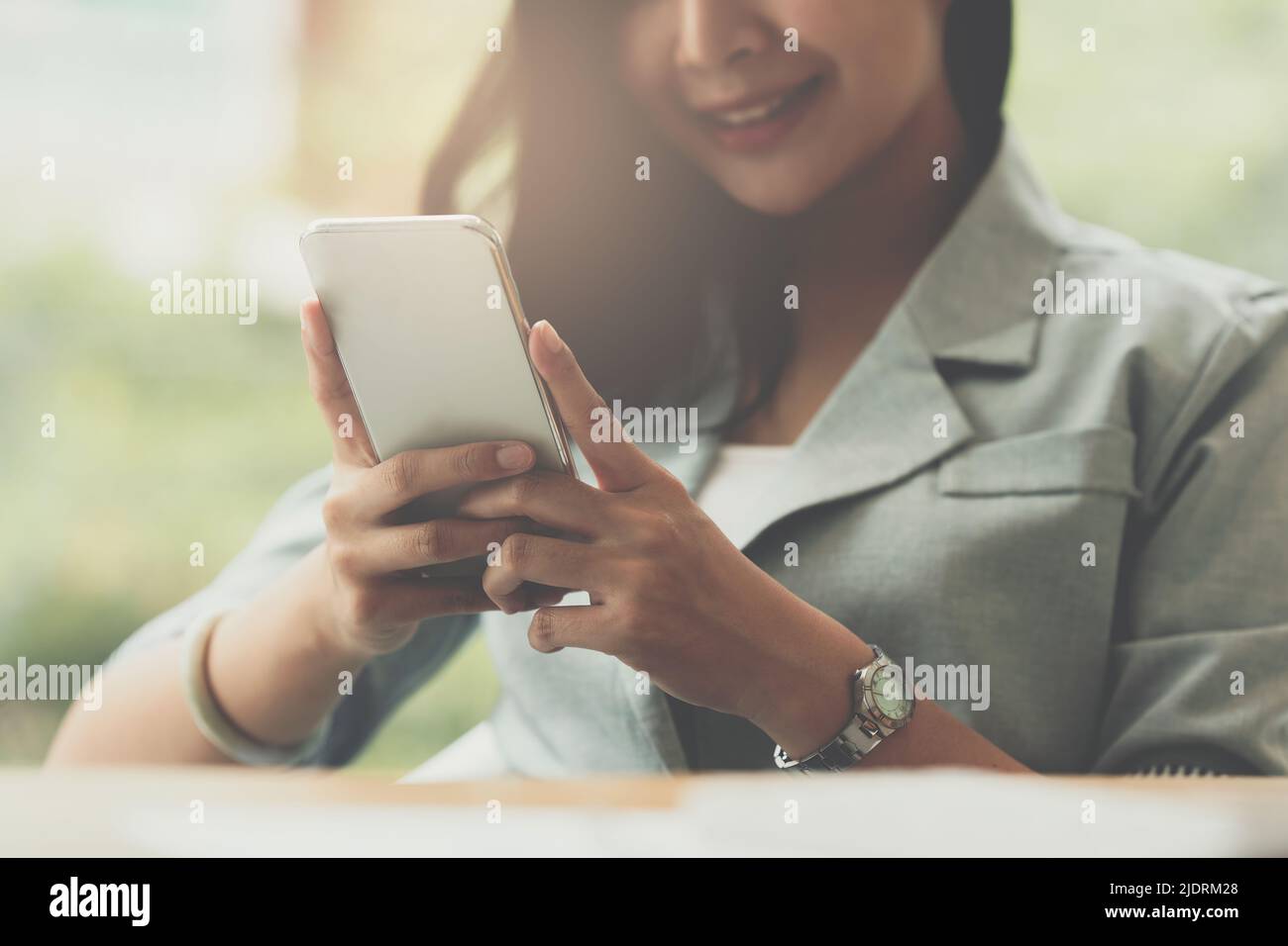 Eine Geschäftsfrau vervollständigt KYC mithilfe eines Online-Banking-Programms, um ein digitales Sparkonto zu eröffnen. Die Definition von Cyber-Sicherheit. Stockfoto