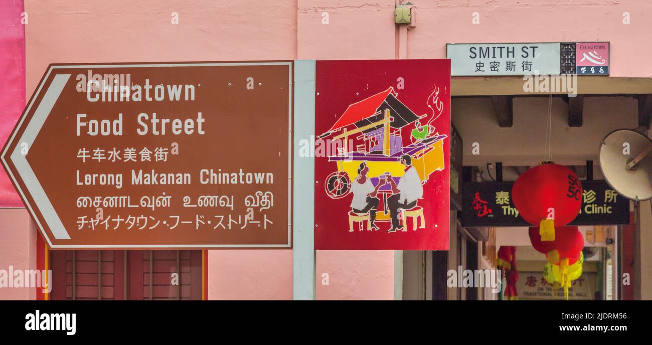 Melden Sie sich in der Smith Street an, der Food Street in Chinatown mit vielen Restaurants. Republik Singapur Stockfoto