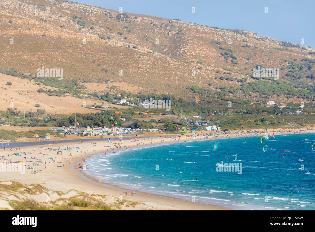 Windsurfer am Strand von Valdevaqueros, Punta Paloma, Tarifa, Costa de la Luz, Provinz Cadiz, Andalusien, Südspanien. Stockfoto