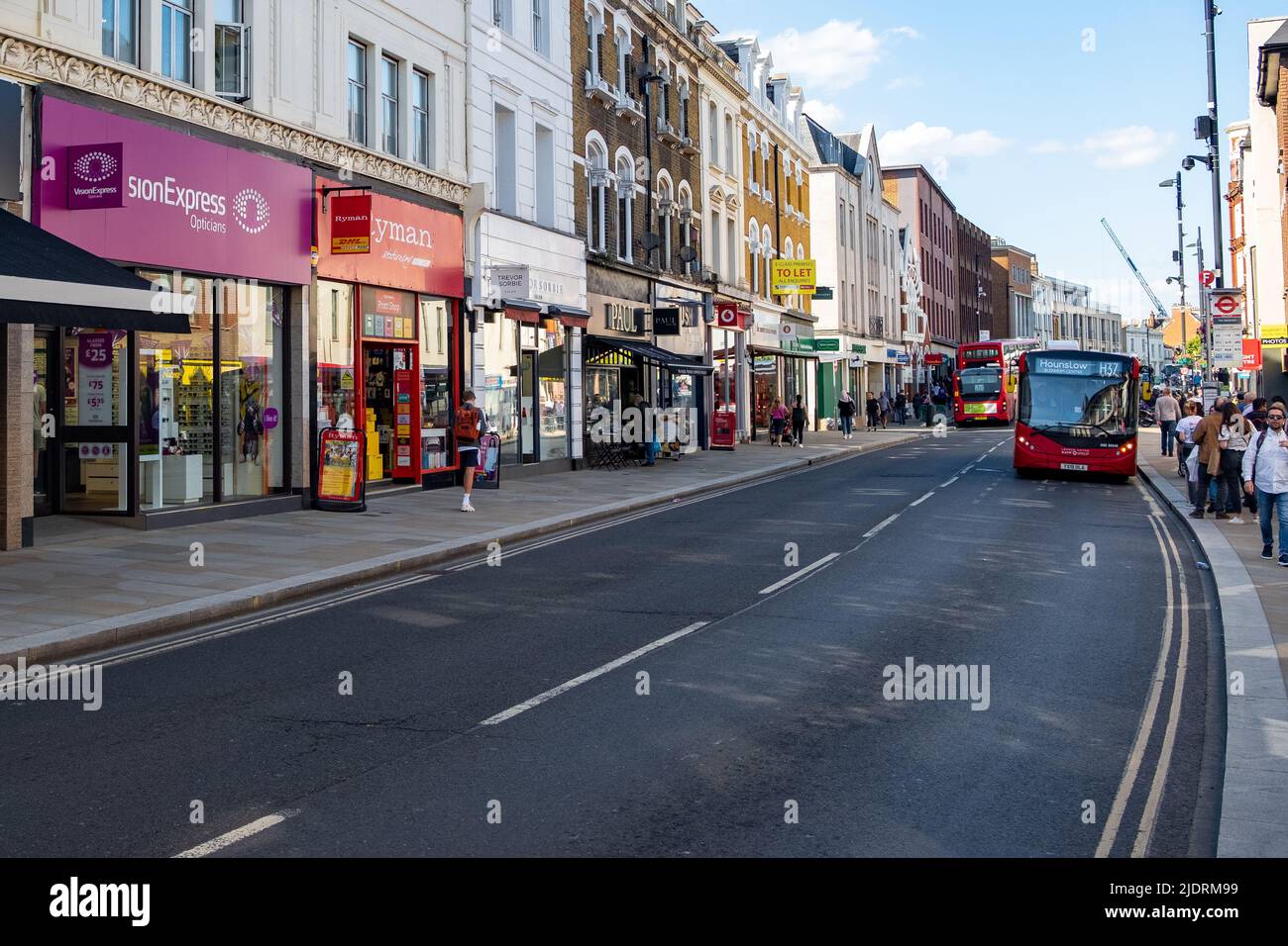 London - 2022. Mai: The Quadrant, Einkaufsstraße in Richmond im Südwesten Londons Stockfoto