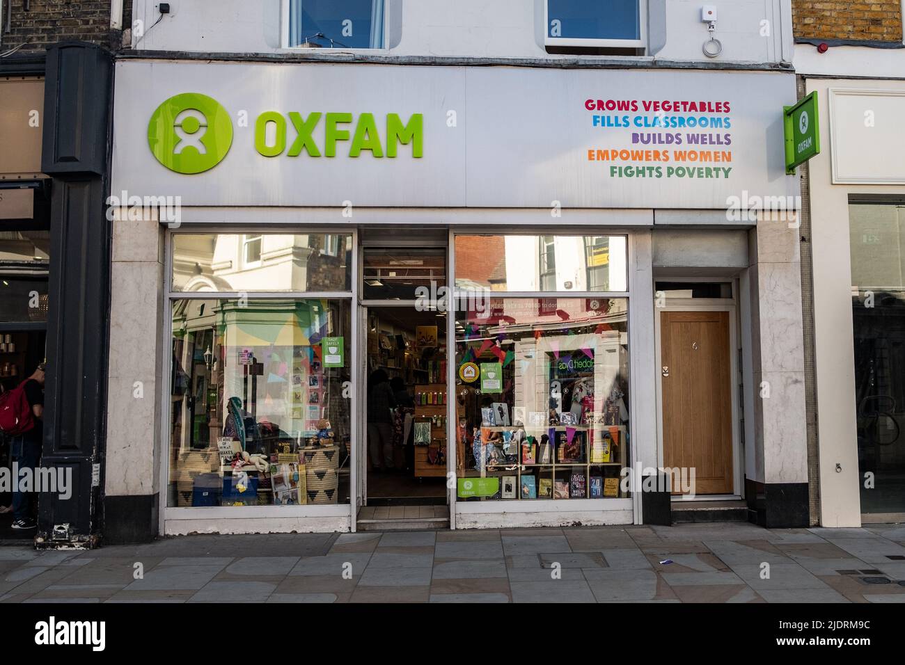 London - Mai 2022: Oxfam-Logo auf dem Ladenaussen - eine britische Wohltätigkeitsorganisation. Stockfoto
