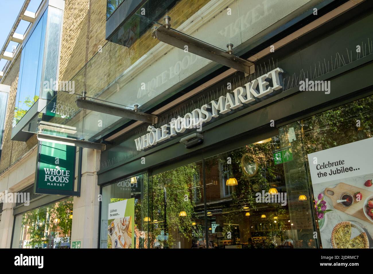 London - Mai 2022: Whole Foods Market Niederlassung in Richmond. Ein amerikanischer multinationaler Supermarkt Stockfoto