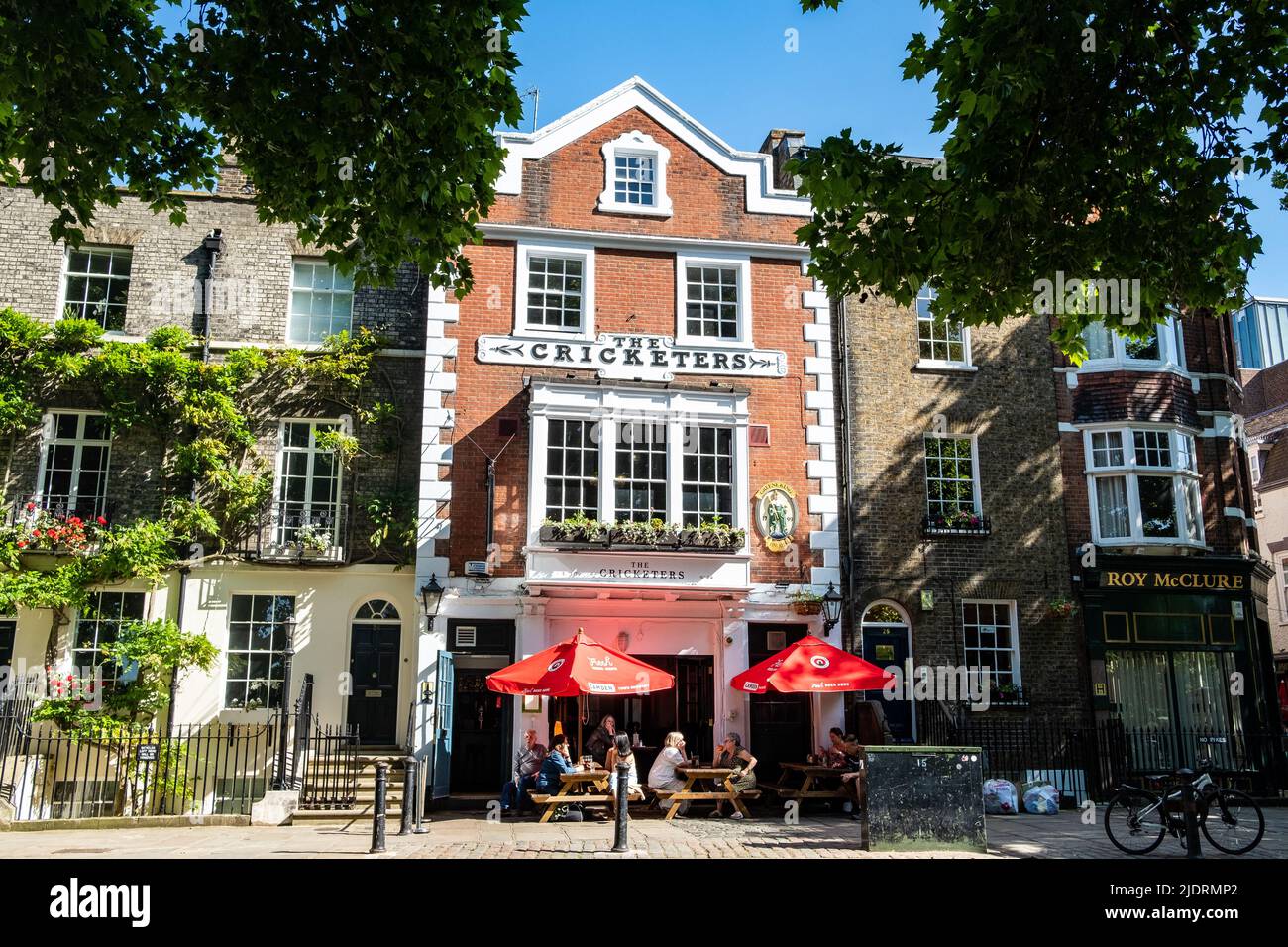 London - Mai 2022: The Cricketers Pub von Richmond Green im Südwesten Londons Stockfoto