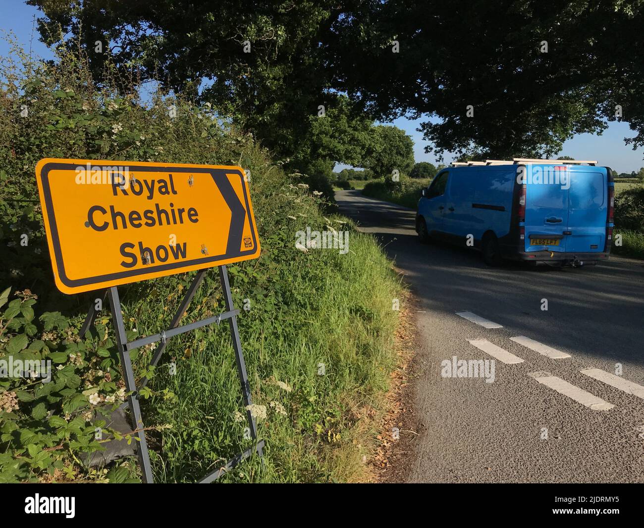 Royal Cheshire Show, gelbe Verkehrskontrollschilder in ländlichen Fahrspuren, um Staus und Verspätungen zu vermeiden, Pickmere, Cheshire, England, Großbritannien Stockfoto