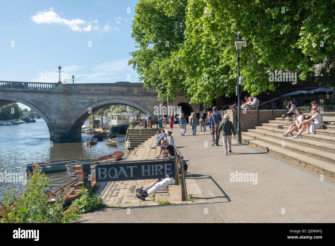 London - 2022. Mai: Bootsverleih auf der Themse bei der Richmond Bridge im Südwesten Londons Stockfoto