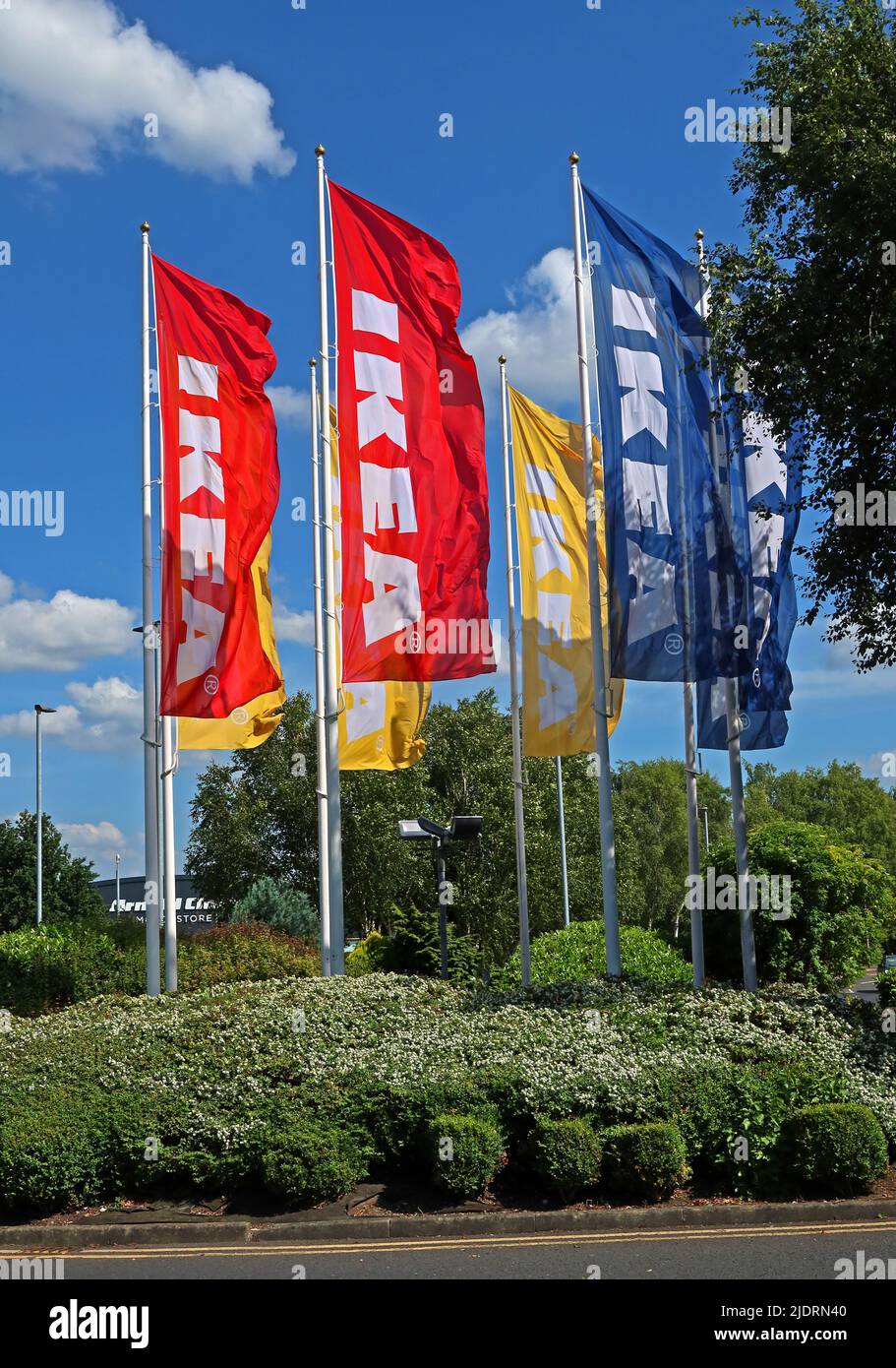 IKEA-Flaggen in der Sommersonne, Warrington Store in 910 Europa Blvd, Westbrook, Warrington WA5 7TY Stockfoto